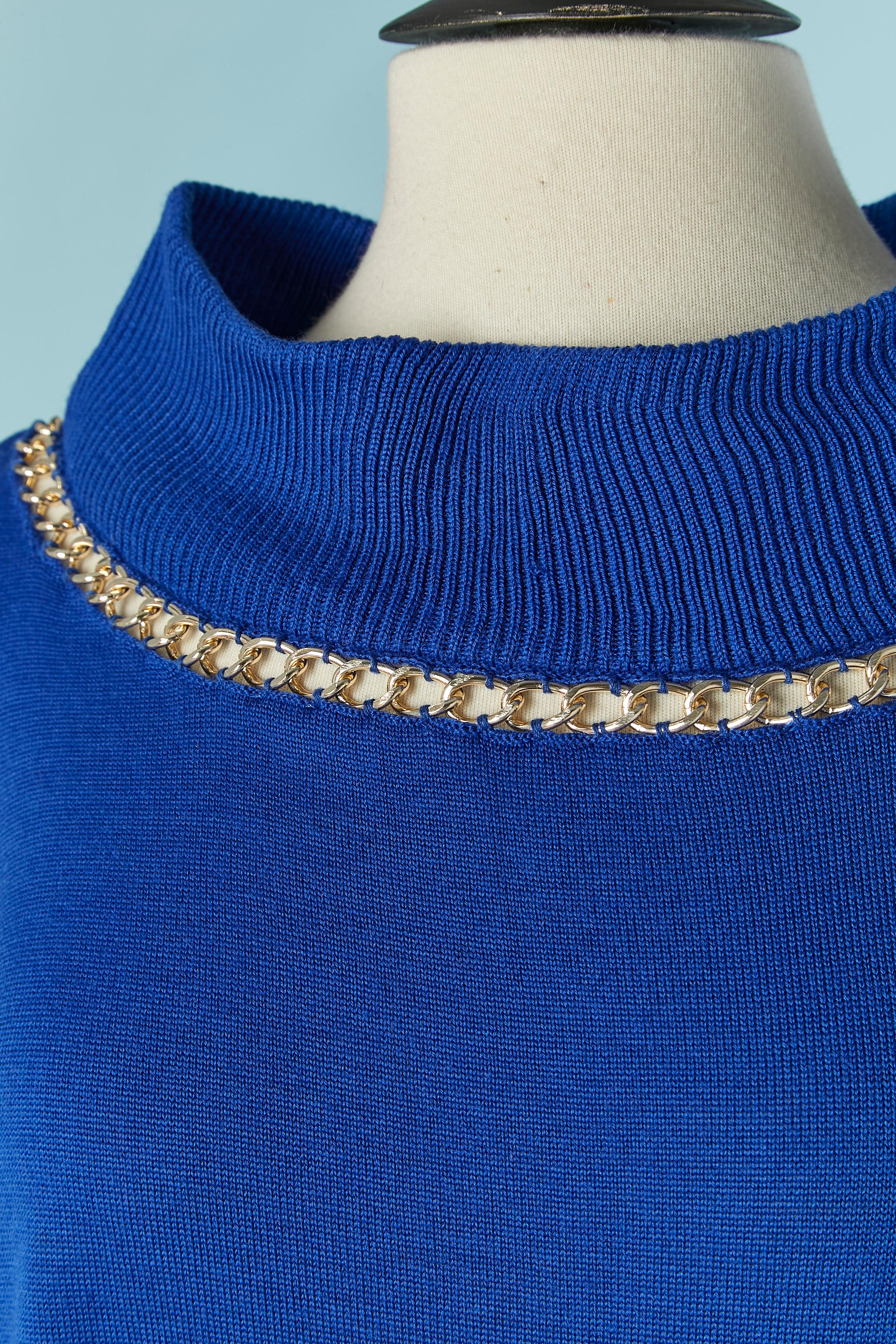 Robe en tricot de laine bleue avec chaîne en métal argenté. 
TAILLE M 