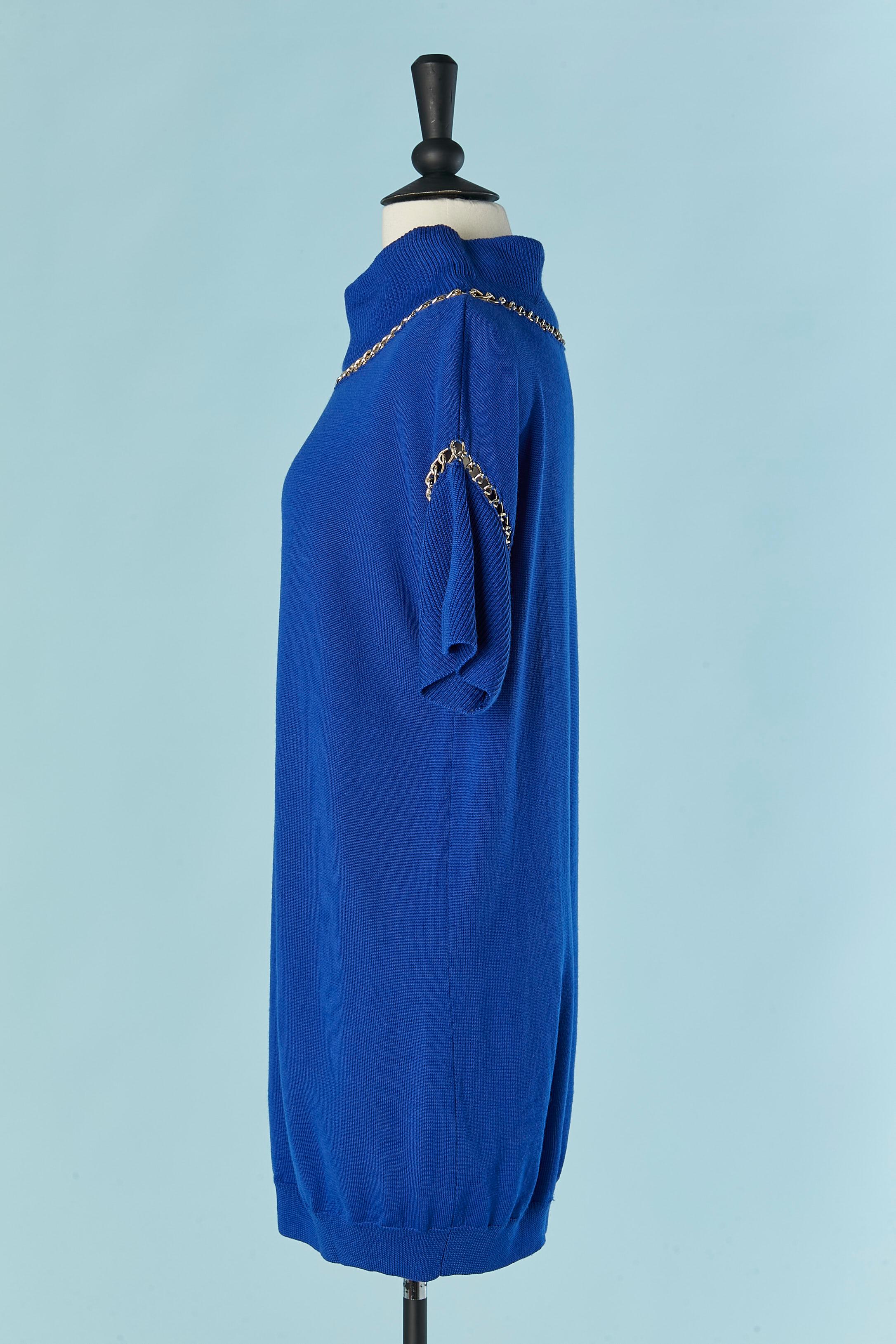 Robe en maille de laine bleue avec chaîne en métal argenté BOUTIQUE MOSCHINO Excellent état - En vente à Saint-Ouen-Sur-Seine, FR