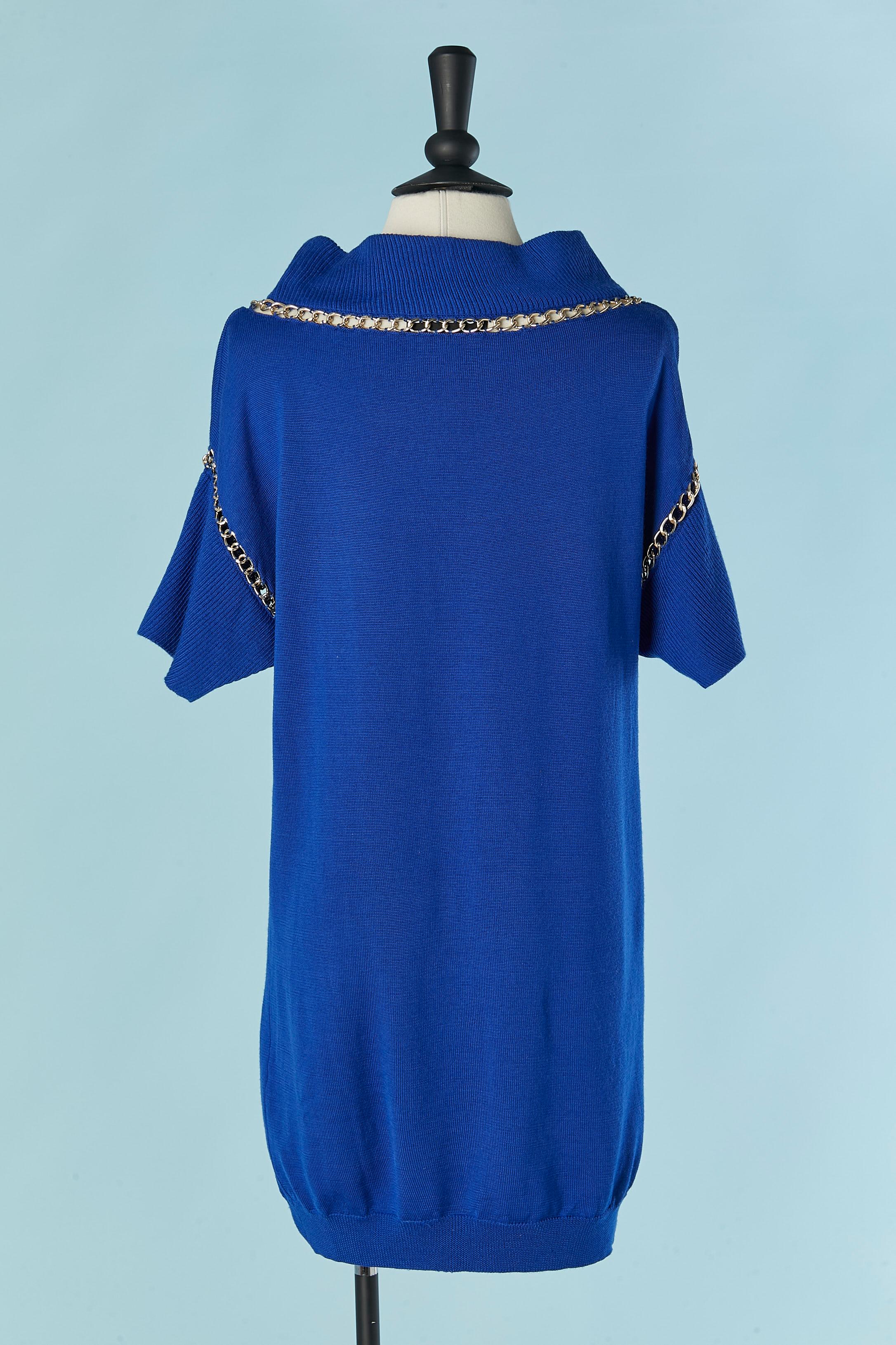 Robe en maille de laine bleue avec chaîne en métal argenté BOUTIQUE MOSCHINO Pour femmes en vente