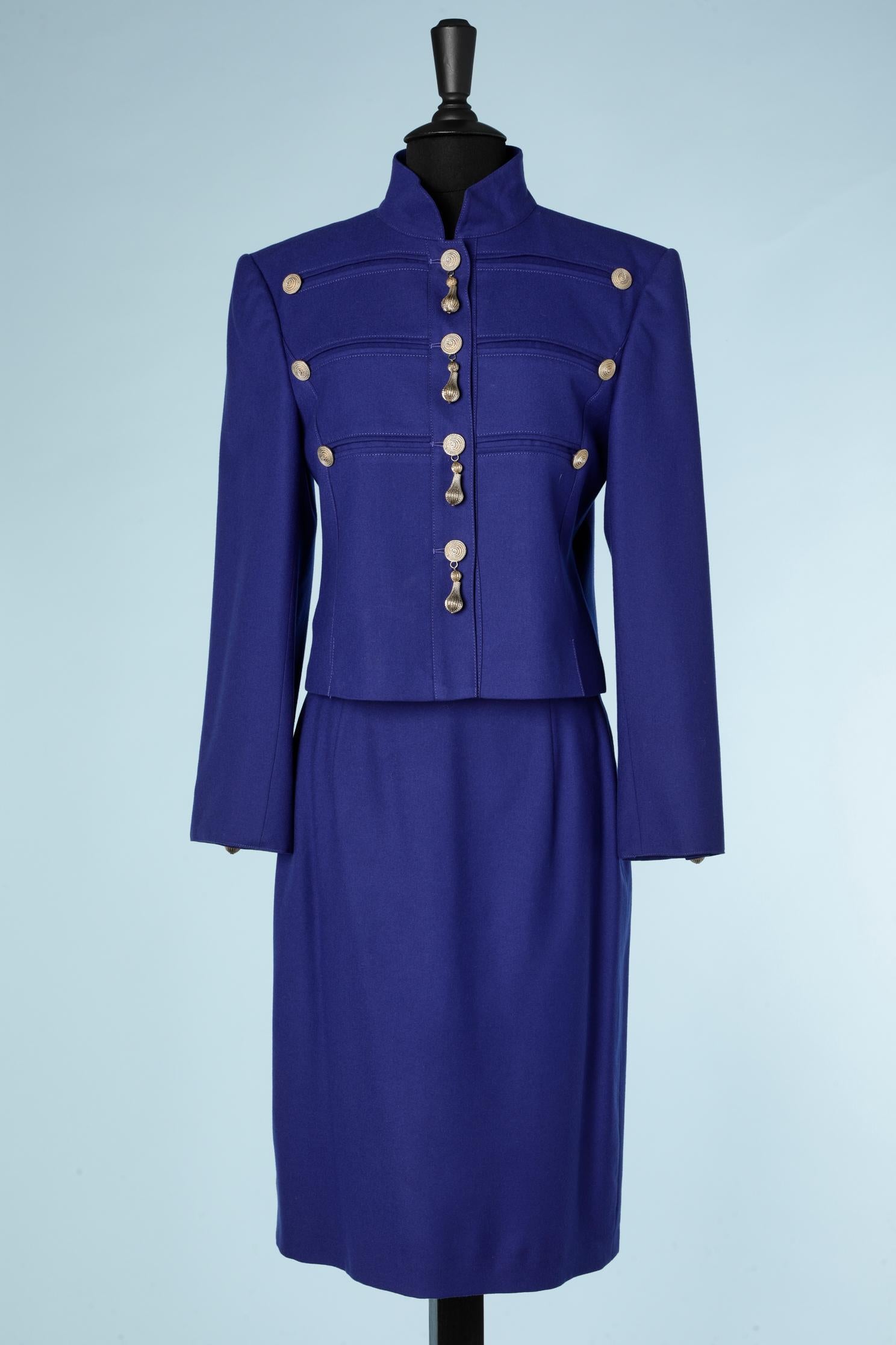 Blue wool skirt suit with gold metal embellishments
SIZE M (Fr 38)