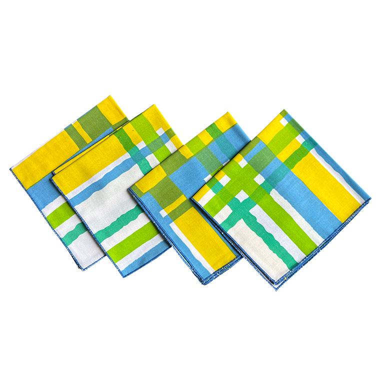 Ensemble de quatre serviettes de table carrées en coton à rayures bleues, jaunes et vertes. Une façon parfaite d'ajouter une touche de couleur à votre prochain dîner. 

Dimensions :
15