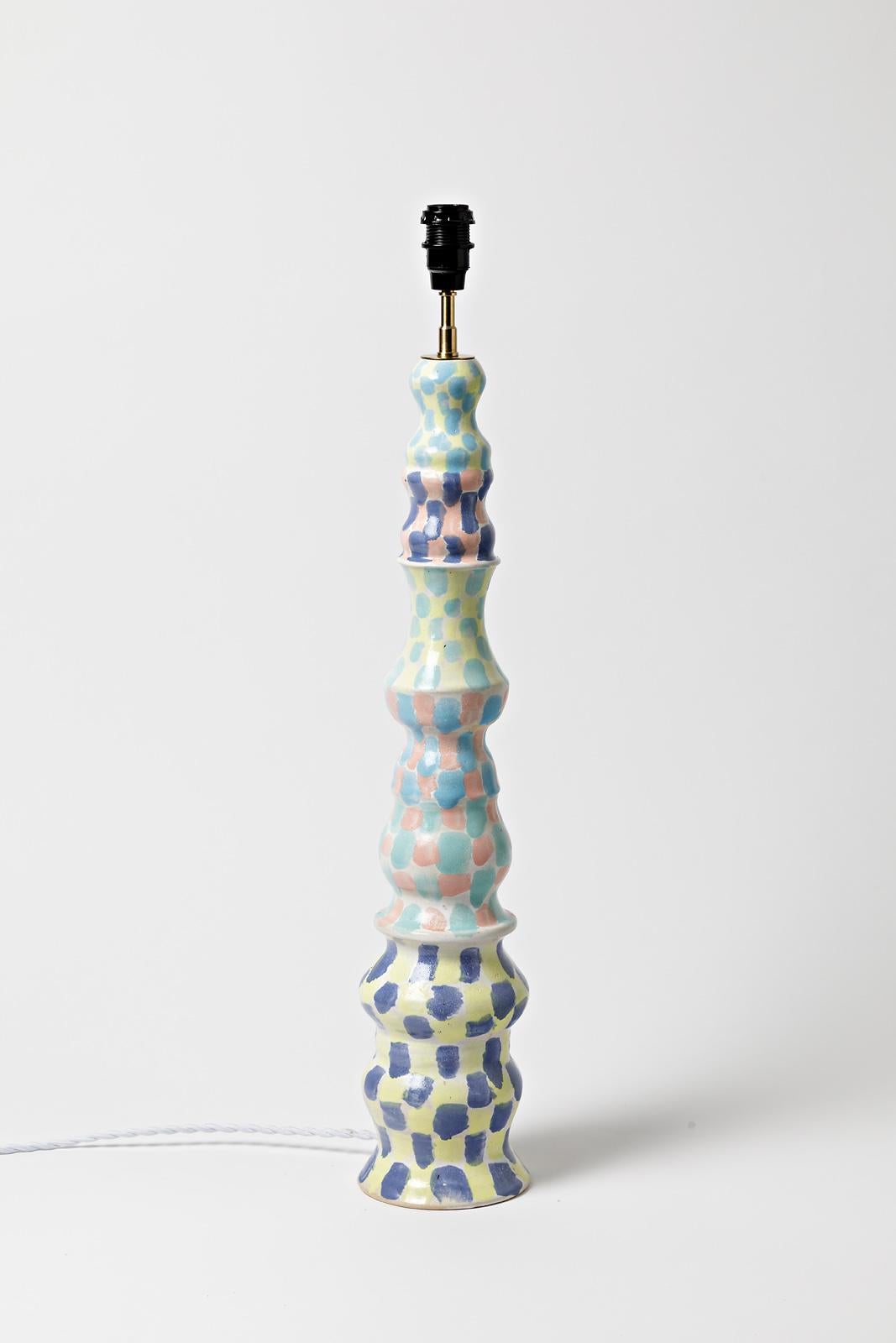 Sauce Mathilde

Pièce unique, réalisée en 2021

Grande lampe de table en céramique grès

Couleurs des émaux céramiques bleus, blancs et jaunes

Le système électrique est neuf

Signé sous la base

Mesures de la céramique - hauteur : 55 cm