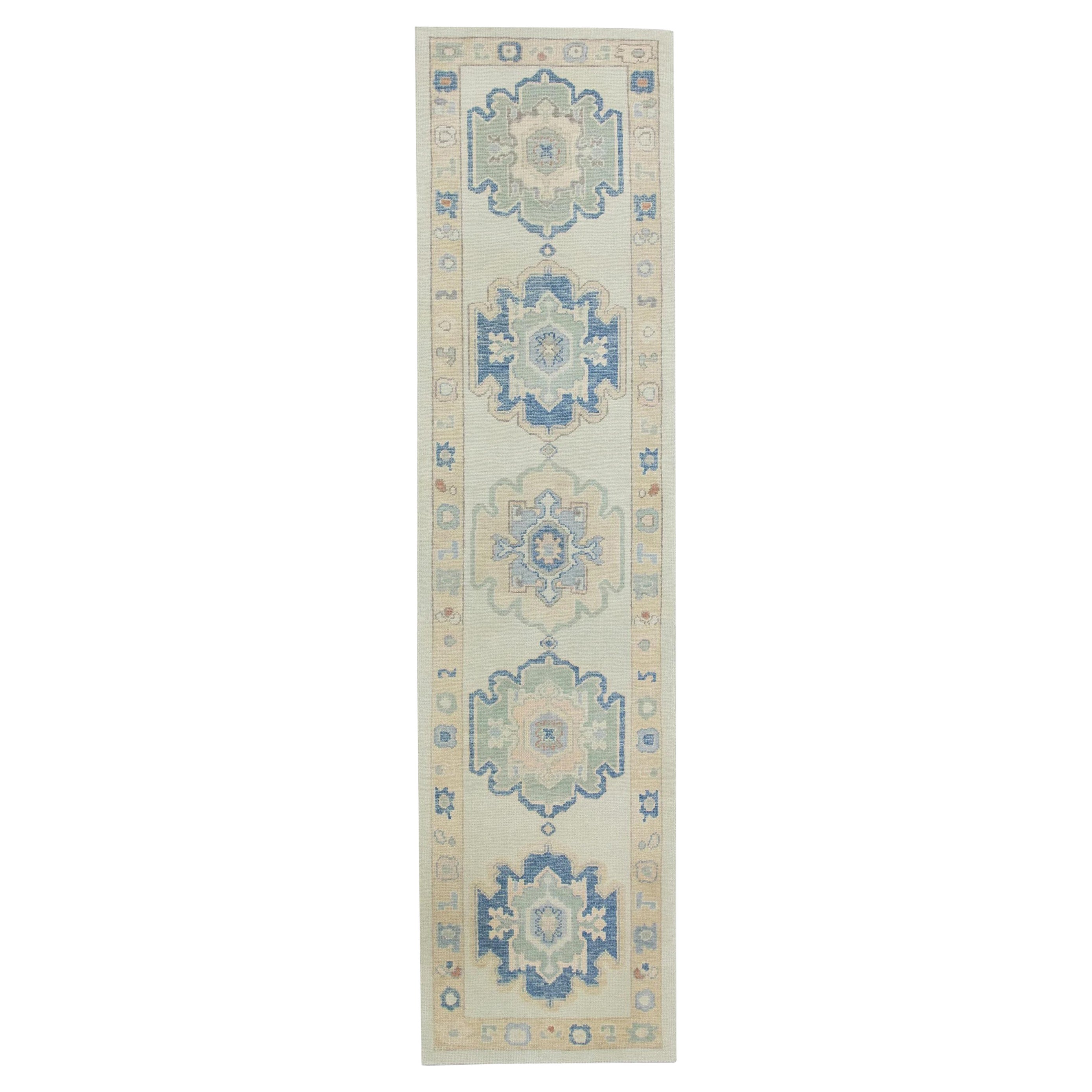 Handgewebter türkischer Oushak-Läufer aus Wolle in Blau & Gelb mit Blumenmuster 3' X 11'9"