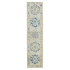 Handgewebter türkischer Oushak-Läufer aus Wolle in Blau & Gelb mit Blumenmuster 3' X 11'9"