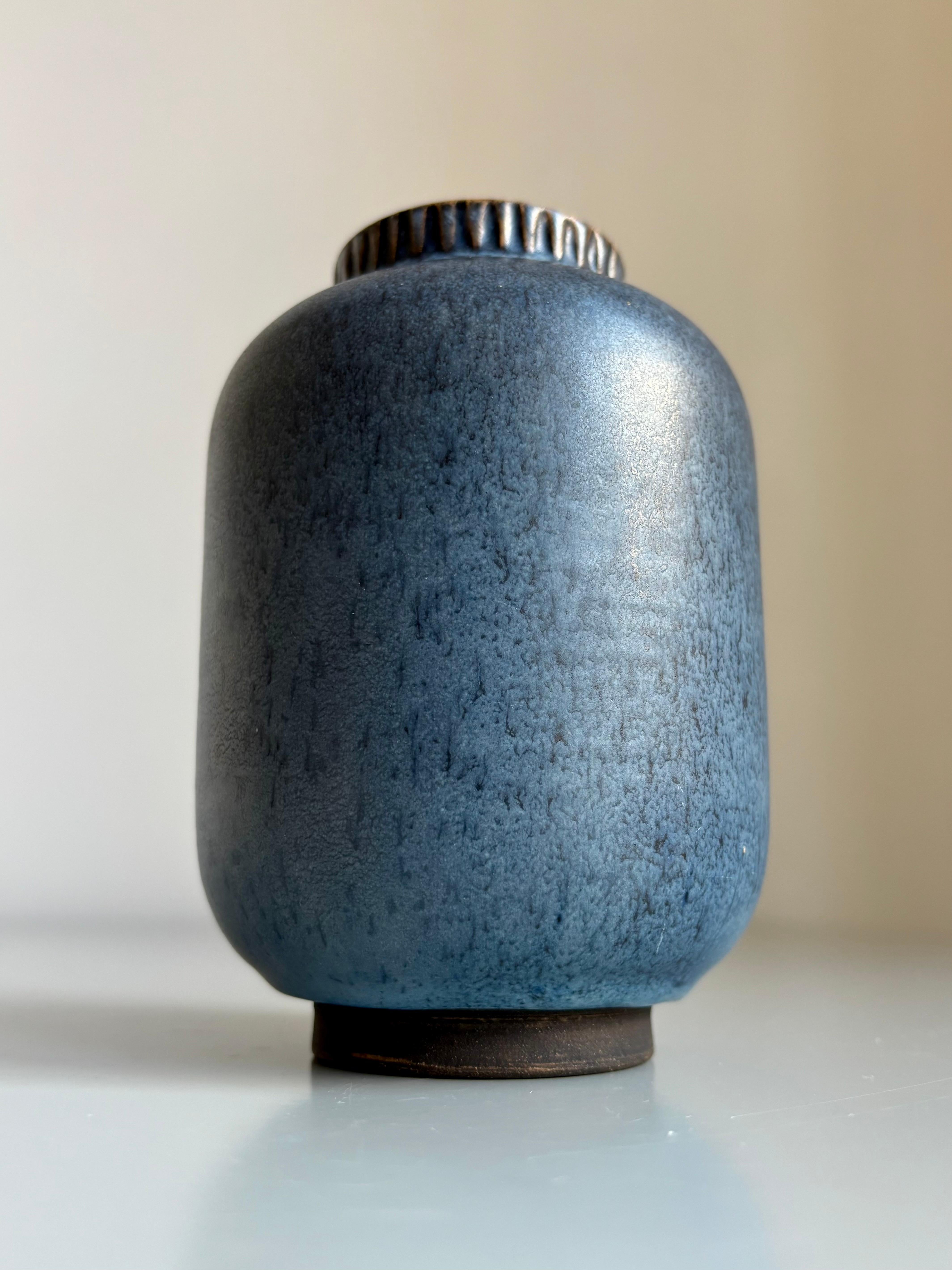 Vaso moderno di metà secolo smaltato di blu maculato dell'artista svedese Irma Yourstone (1911-1988). 
Svezia, anni '60. 