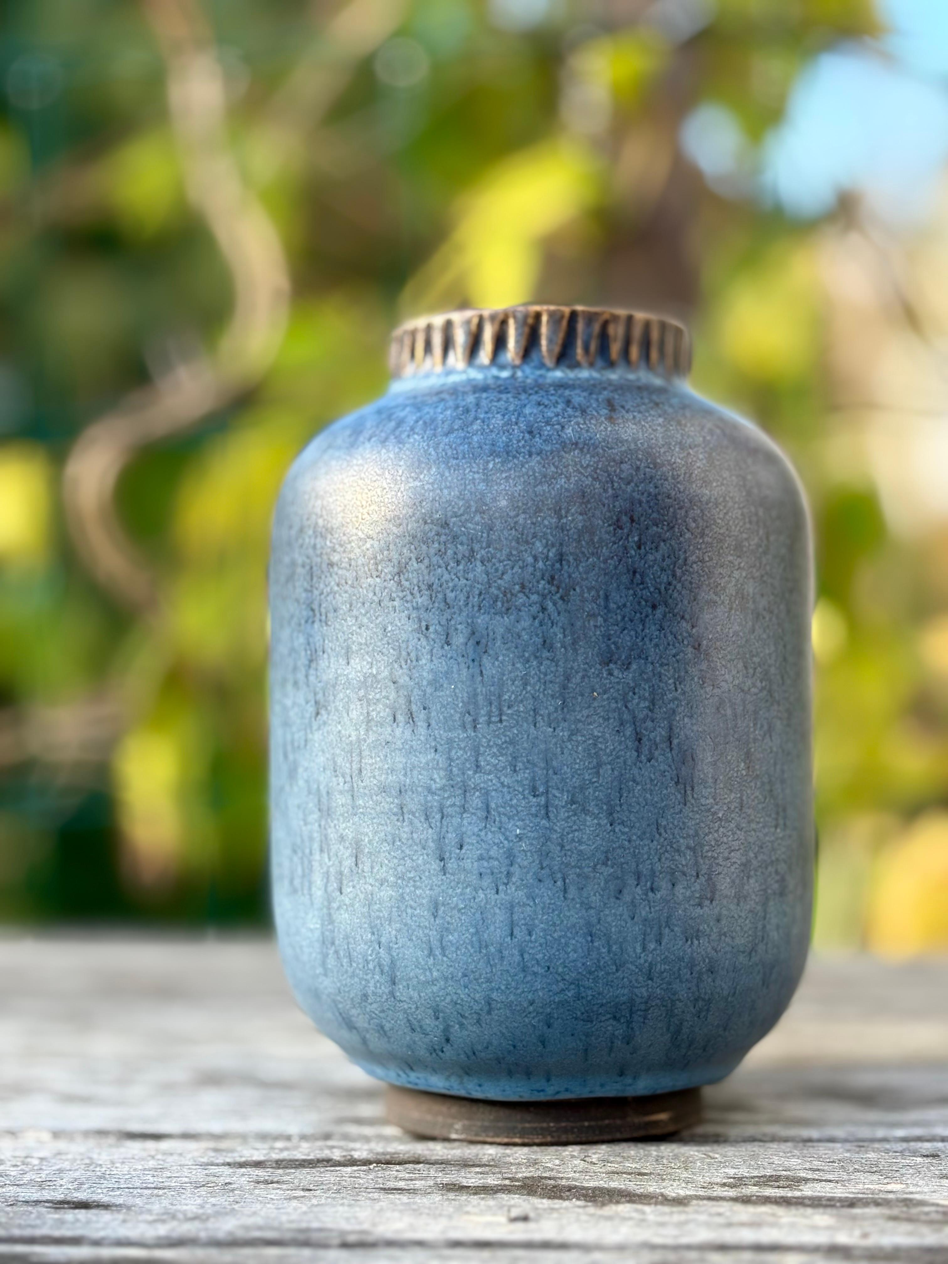 Scandinavo moderno Vaso in ceramica blu Yourstone, anni '60 in vendita