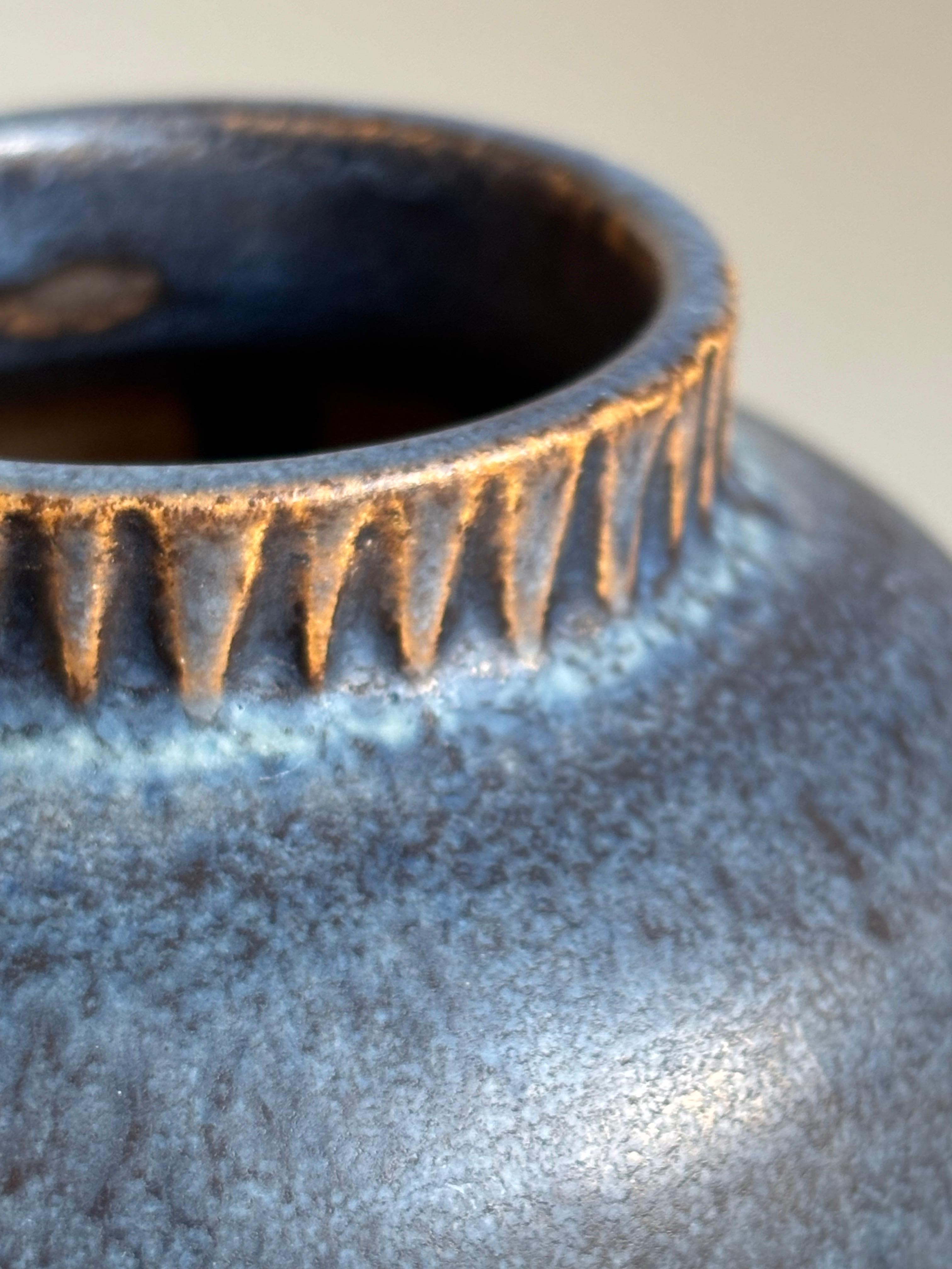 Smaltato Vaso in ceramica blu Yourstone, anni '60 in vendita