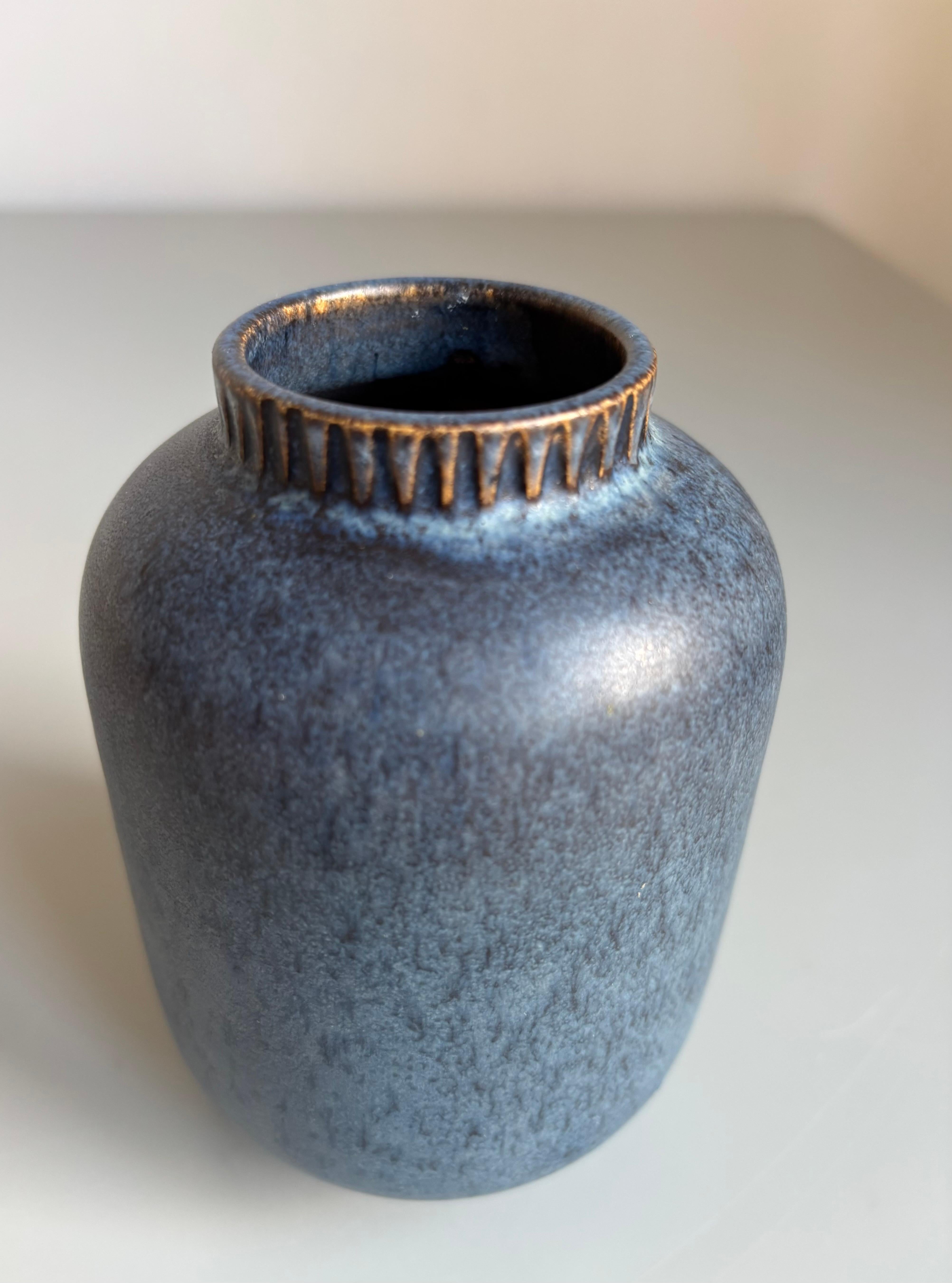 Ceramica Vaso in ceramica blu Yourstone, anni '60 in vendita