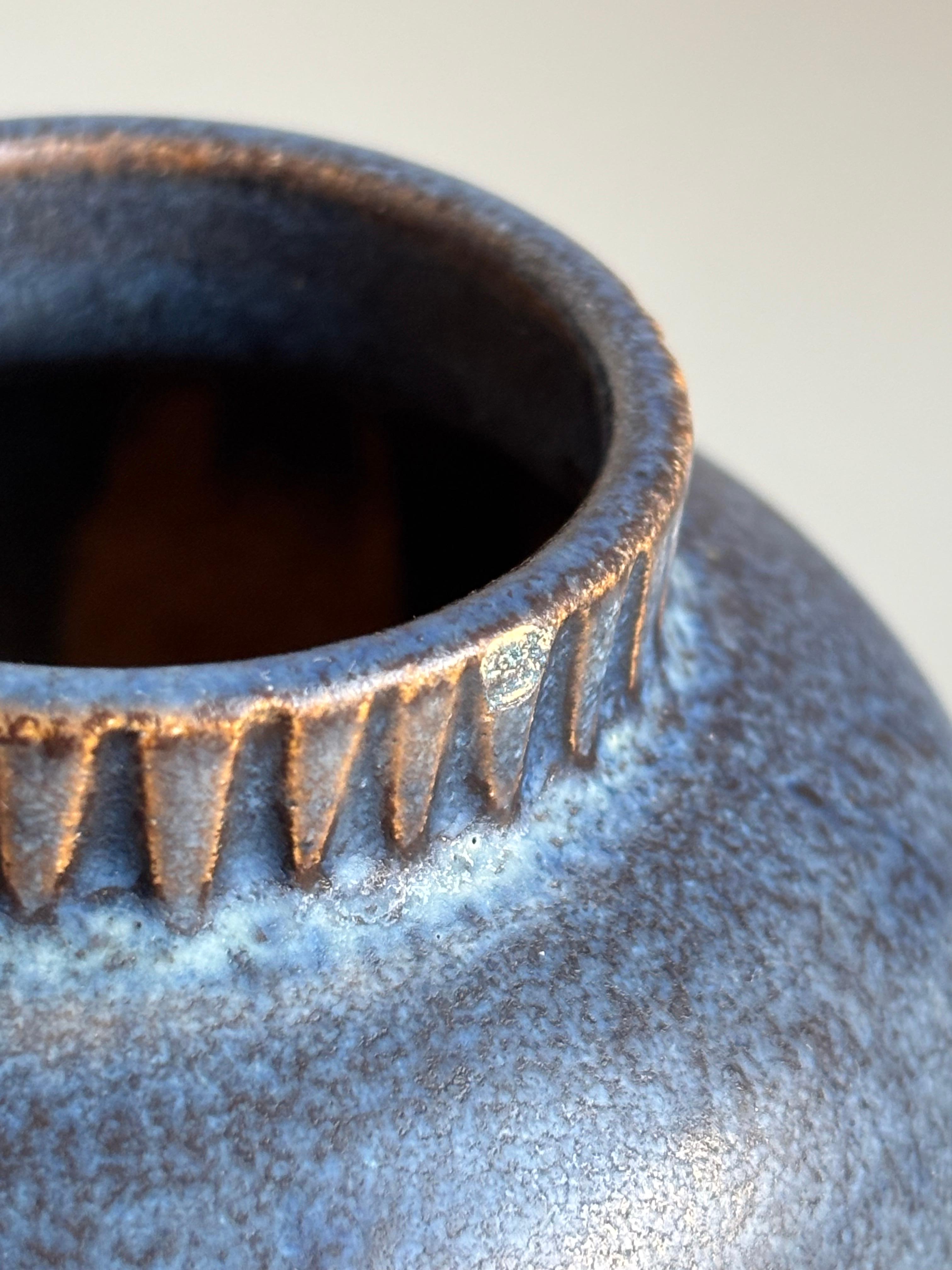 Vaso in ceramica blu Yourstone, anni '60 in vendita 1