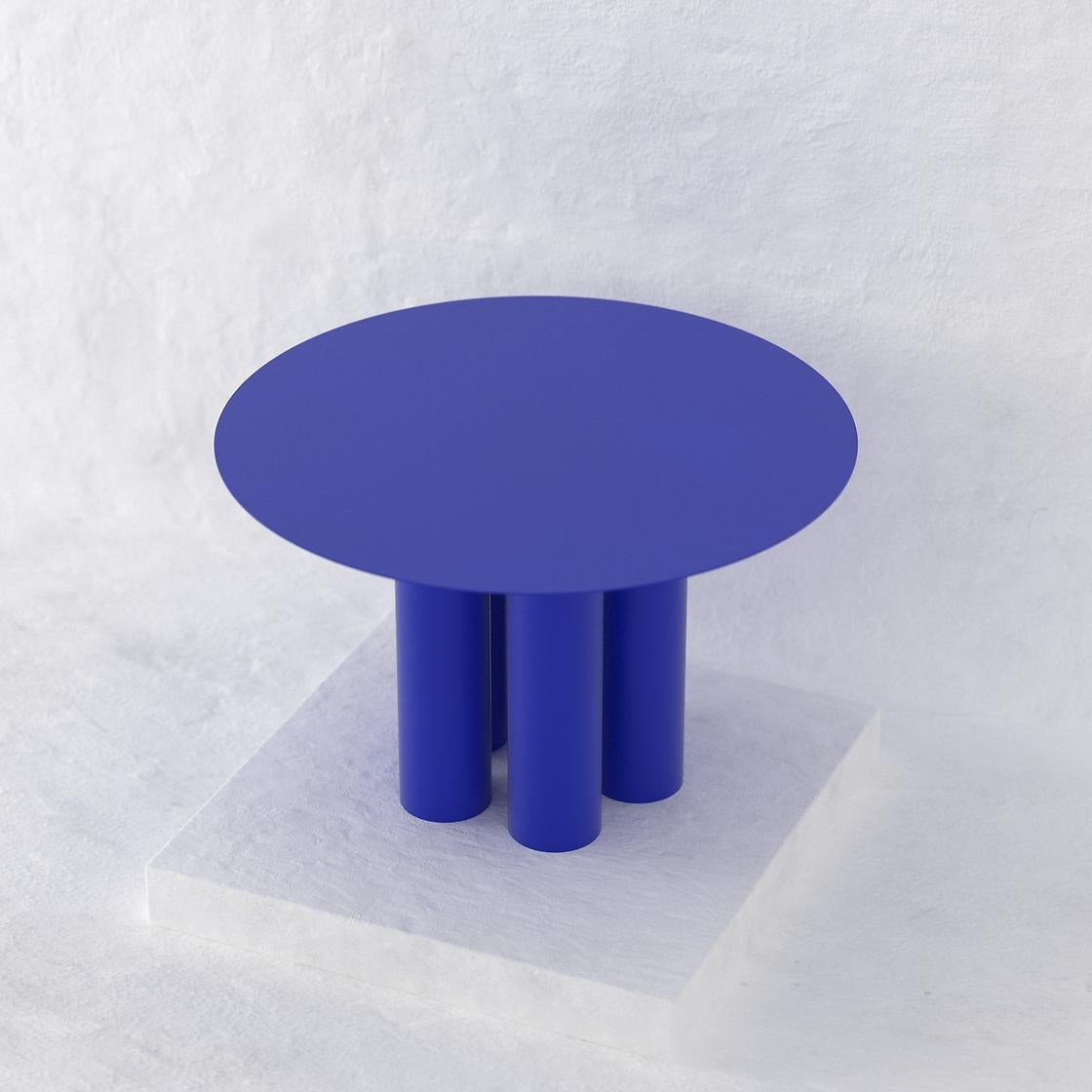 La console Chunky Dining Table explore la répétition et la séquence tout en fonctionnant comme une table de salle à manger convenant à la fois à l'intérieur et à l'extérieur. 
Canates est fabriqué à la main en métal et revêtu d'une finition