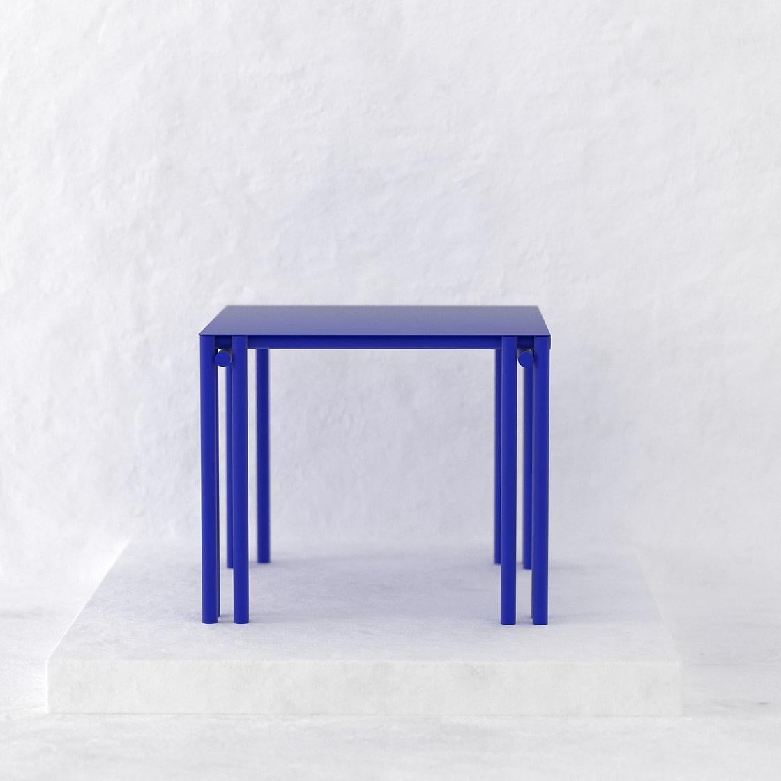 La table à manger carrée Dolmen est une pièce tubulaire conçue comme une table à manger convenant aussi bien à l'intérieur qu'à l'extérieur. 
Fabriquée à la main en métal et revêtue d'une finition électrostatique mate, sa taille peut être