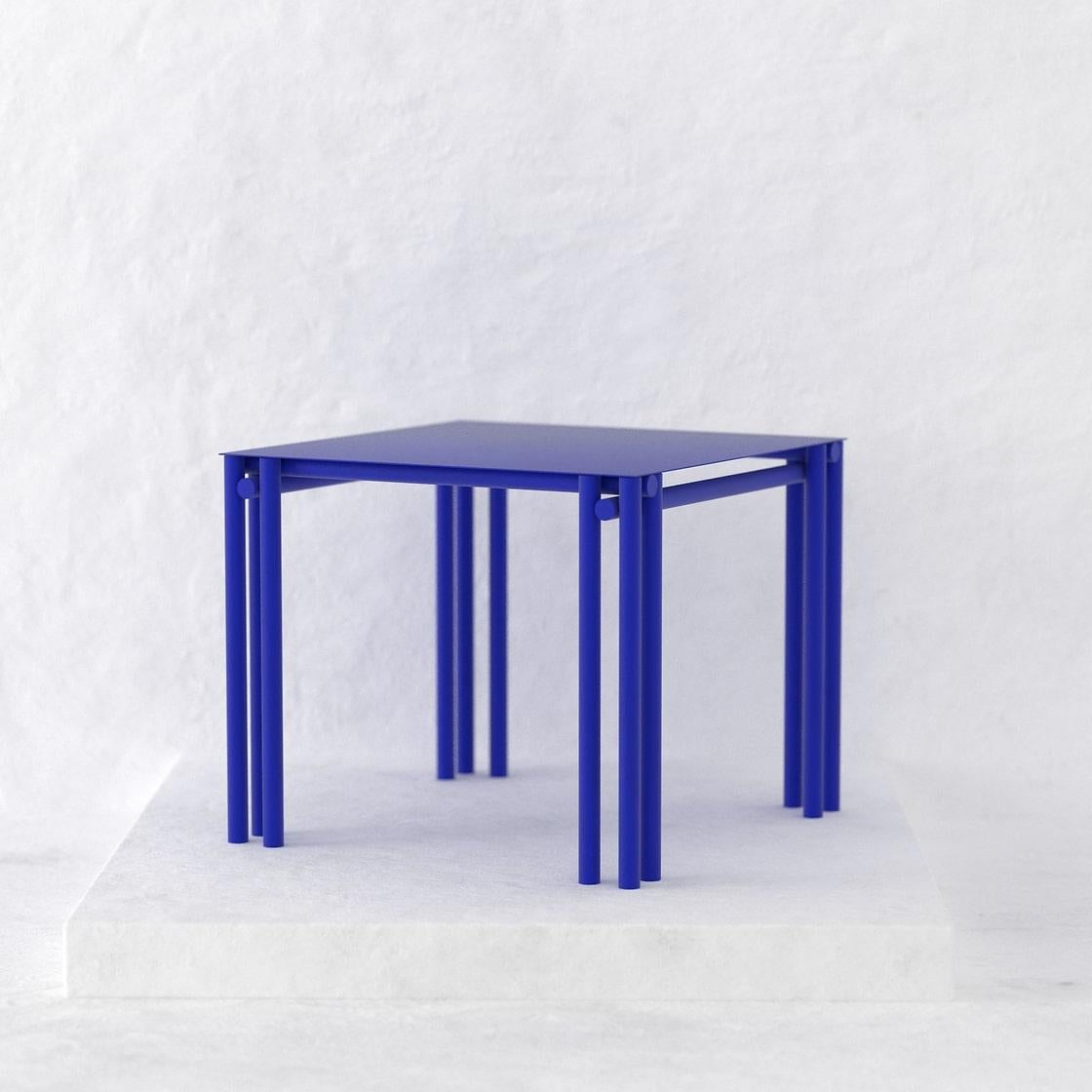 Moderne Table de salle à manger carrée bleu Yves Dolmen en vente