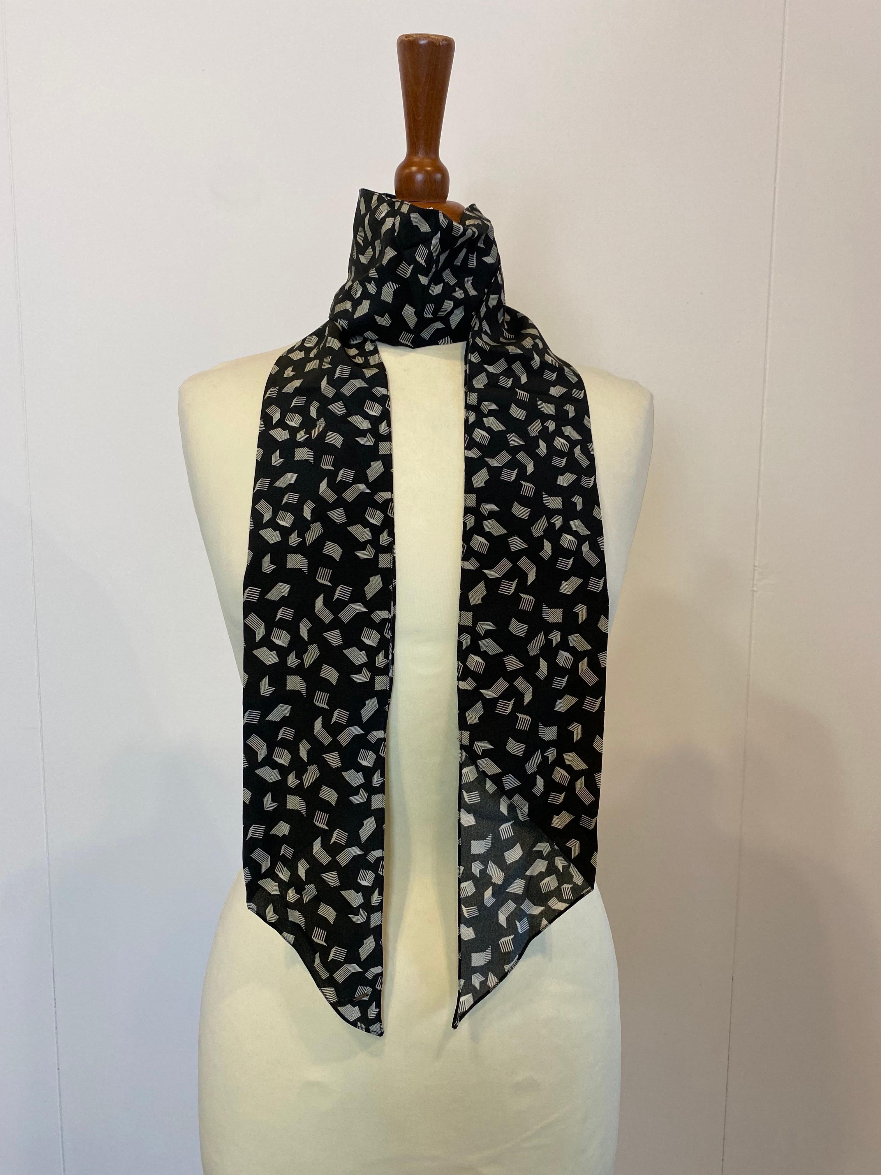 Blue Yves Saint Laurent tie with geometric designs in white.
It does not have a composition label, but it looks like silk to us.
It is in very good condition.
Length 160 cm
Width 9 cm