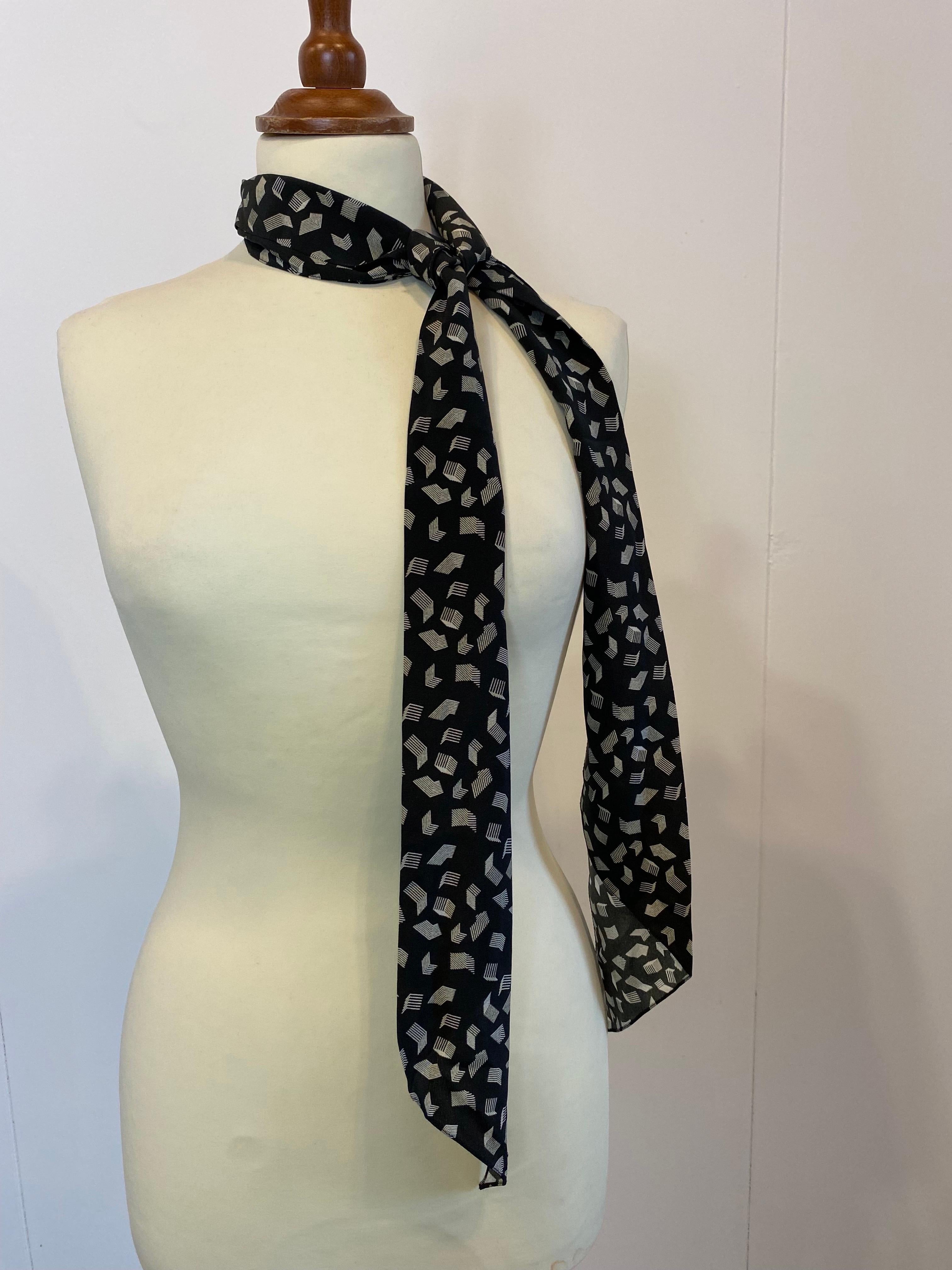 Blue Yves Saint Laurent tie. In Excellent Condition For Sale In Carnate, IT