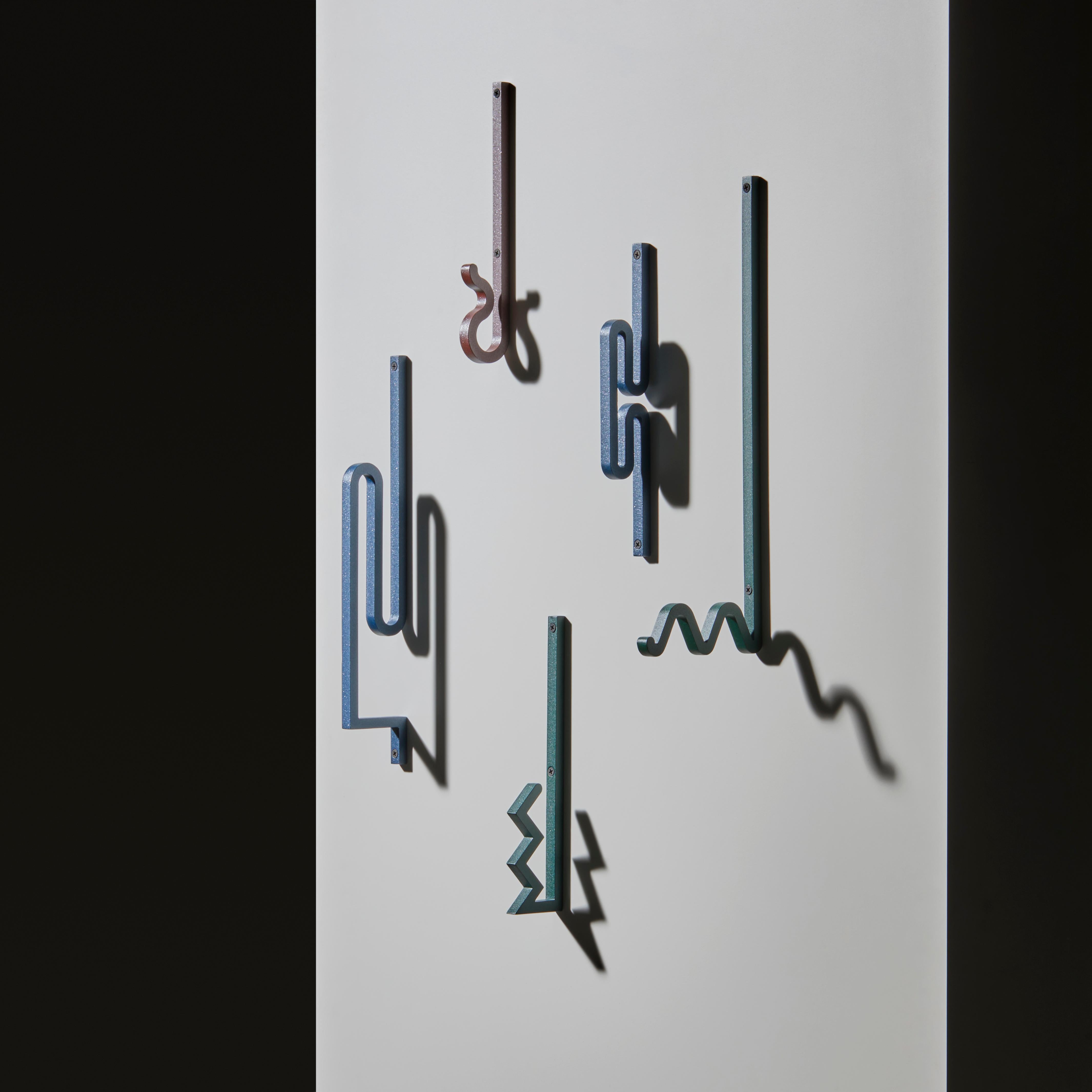 Zag is a family of coat hooks. Their varied shapes are inspired by barrettes, pins, or twisted metal rods combined to create a graphic composition. Each element offers a different way to hang your clothes, your bag, or any accessory.
The modern