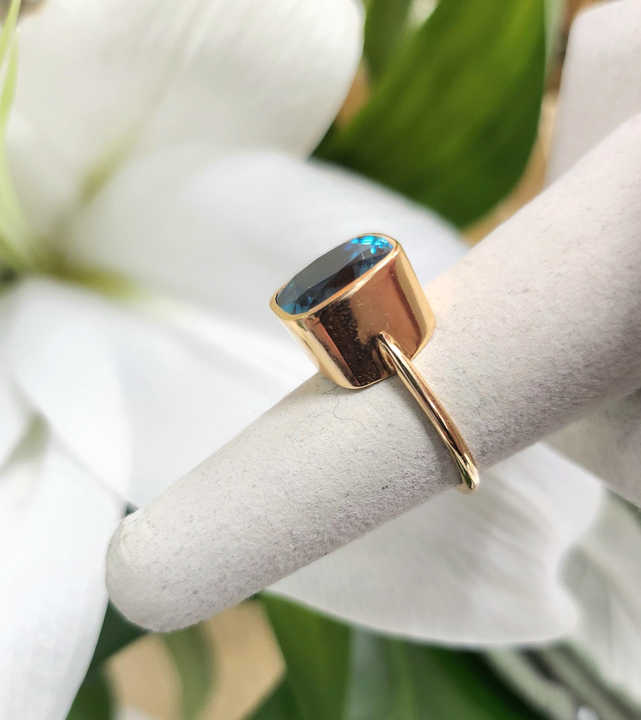 This is an exquisite blue zircon ring, a gemstone admired for its brilliant sparkle and rich blue hue.
As one of December's birthstones, it symbolizes wisdom, prosperity, and honor, making it a thoughtful gift or a stunning addition to your personal