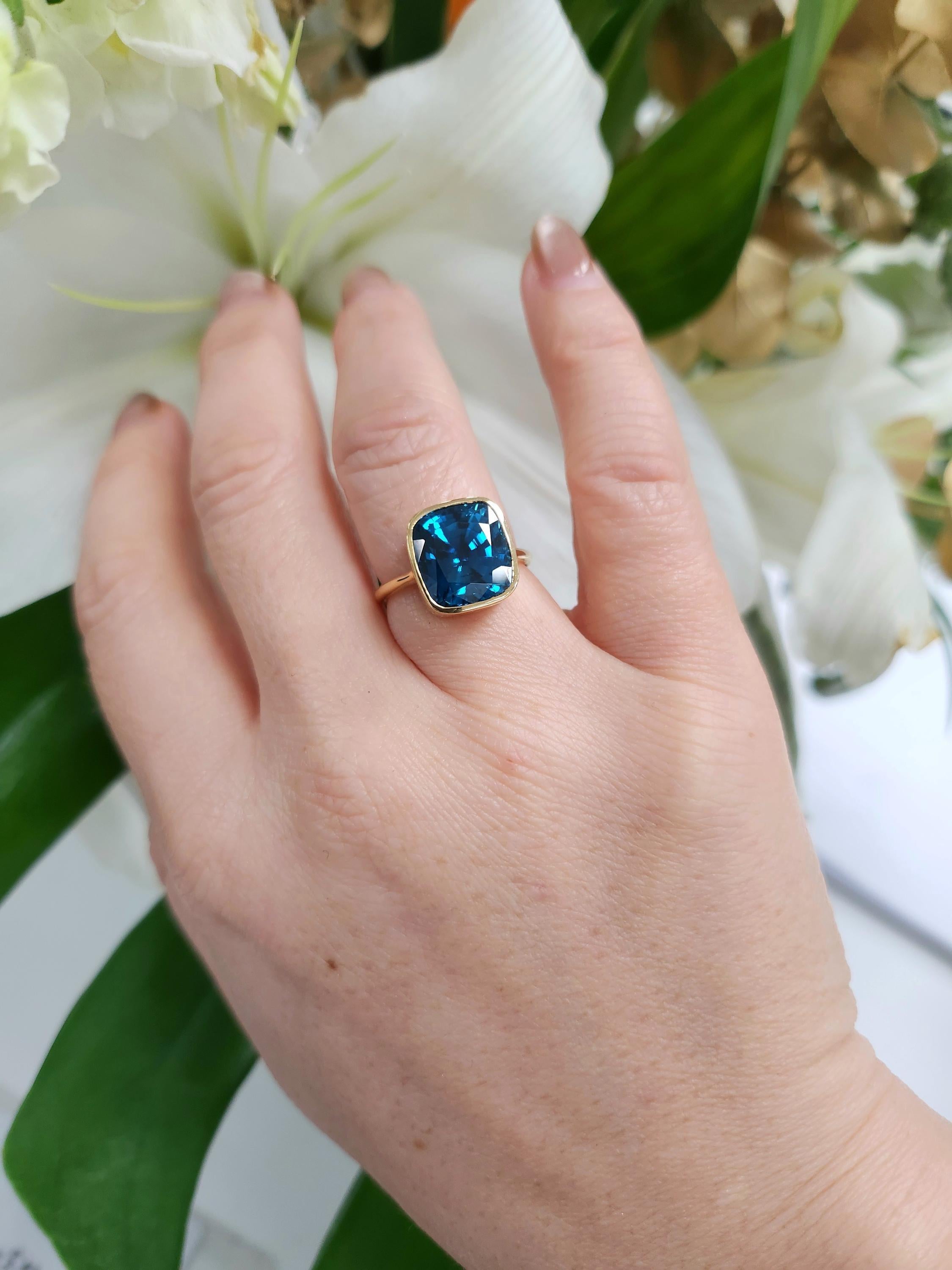 Modern Blue Zircon 10.80 Carat Cushion Cut Bezel Setting Solid 18K Yellow Gold For Sale