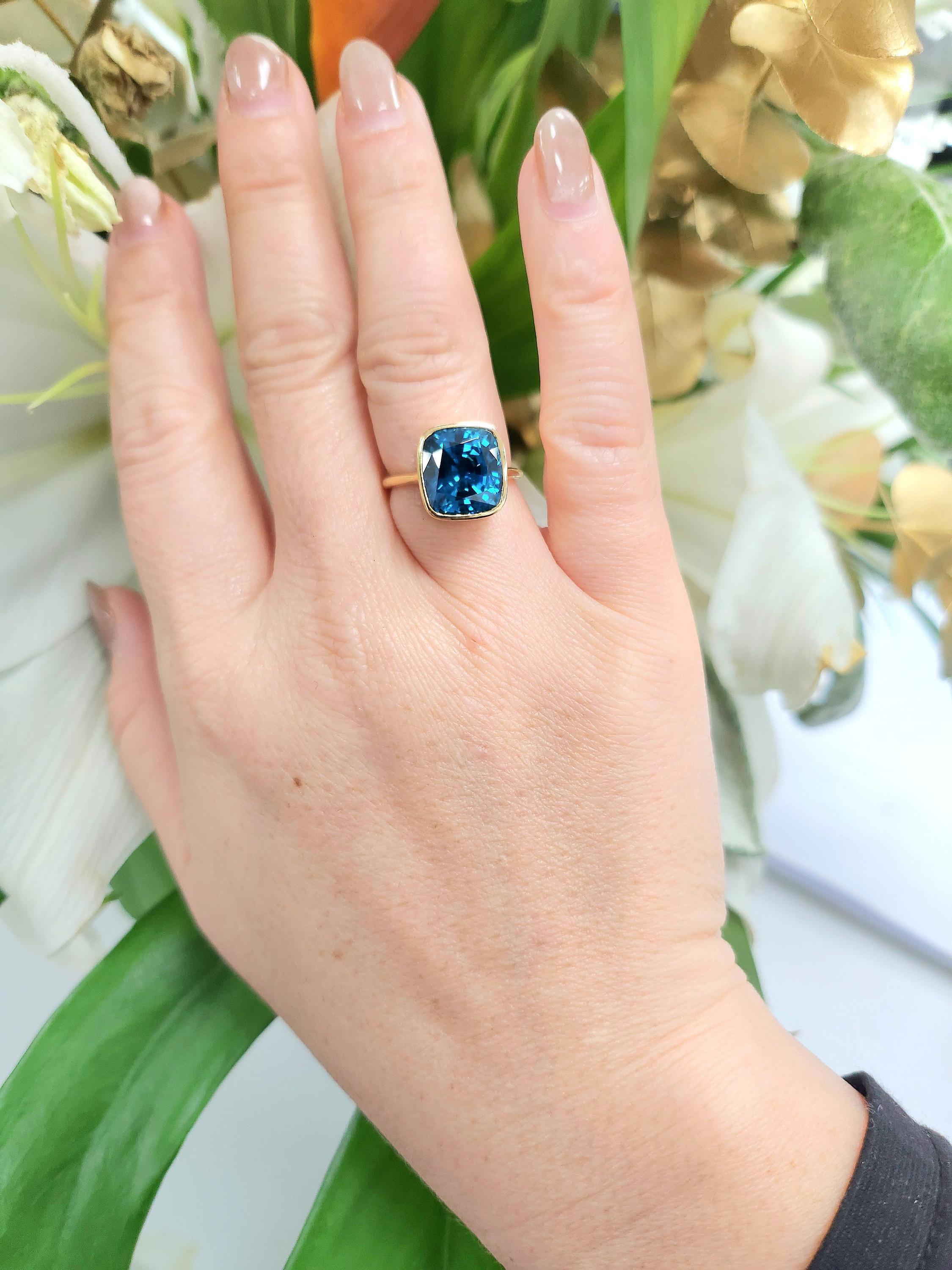 Blue Zircon 10.80 Carat Cushion Cut Bezel Setting Solid 18K Yellow Gold In Excellent Condition For Sale In Los Angeles, CA