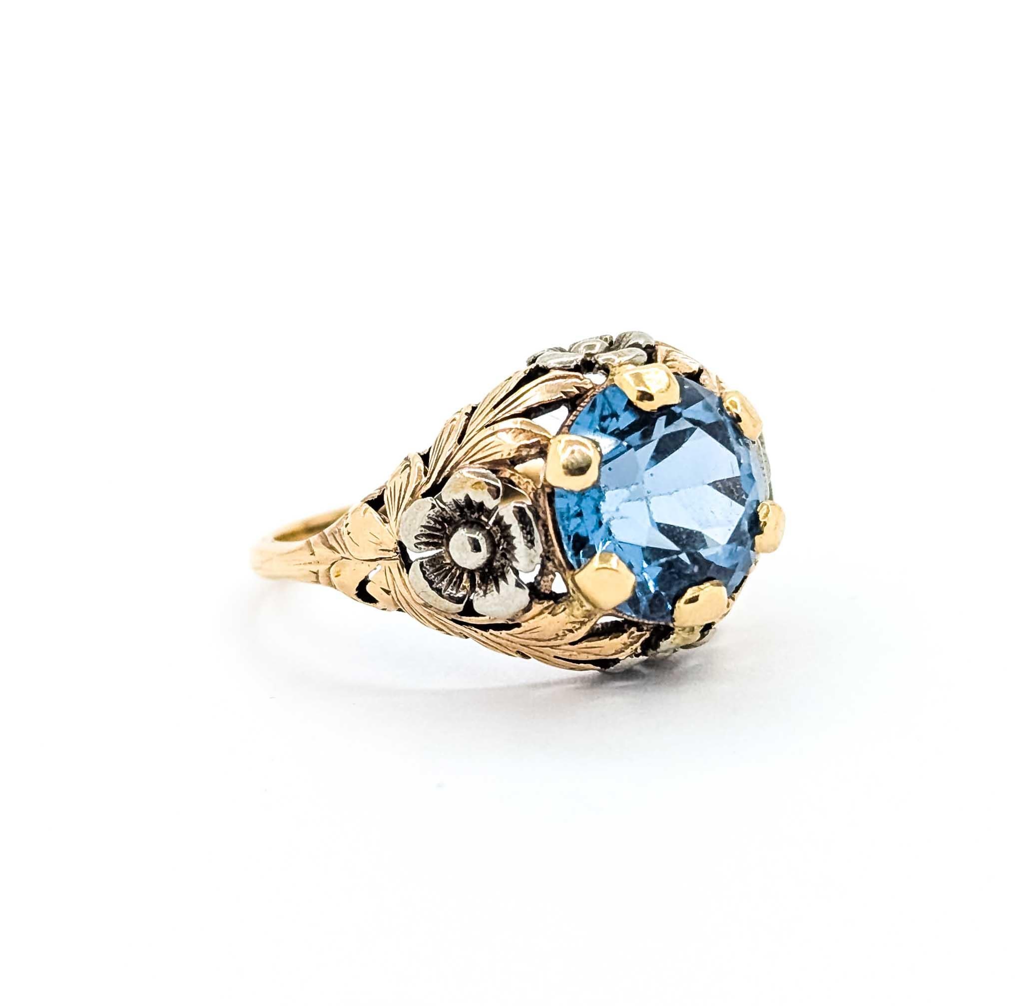 Blauer Zirkon und 14k Gold Ring

Dieser exquisite Ring aus 14 Karat Gelbgold ist ein atemberaubendes Beispiel für die Eleganz der Jahrhundertmitte. Das Herzstück dieses Rings ist ein fesselnder blauer Zirkon von 4,97 Karat, der für sein brillantes