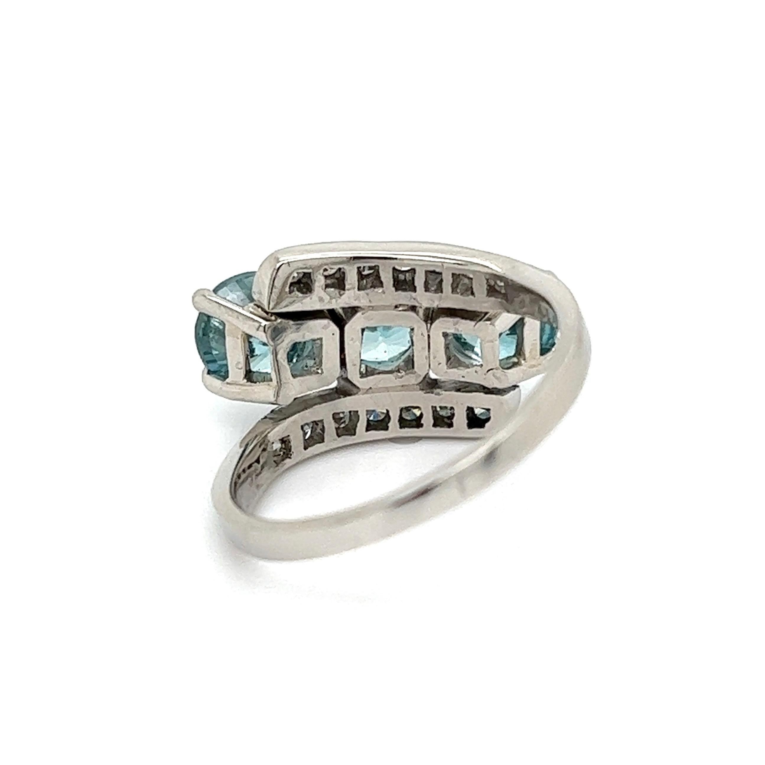 Vintage Blue Zircon Diamond 3-Stone Platinum Cocktail Ring Estate Fine Jewelry In Excellent Condition For Sale In Montreal, QC