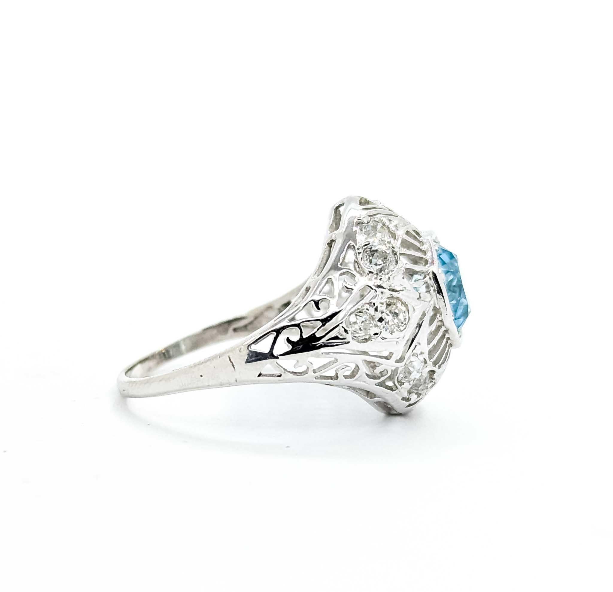 Anillo Art Decó de oro blanco de 18k con circonitas azules y diamantes

Te presentamos este exquisito anillo Art Déco, elaborado en oro blanco de 18 quilates, cuyo corazón es una cautivadora circonita azul de 3,75 quilates. El diseño del anillo es