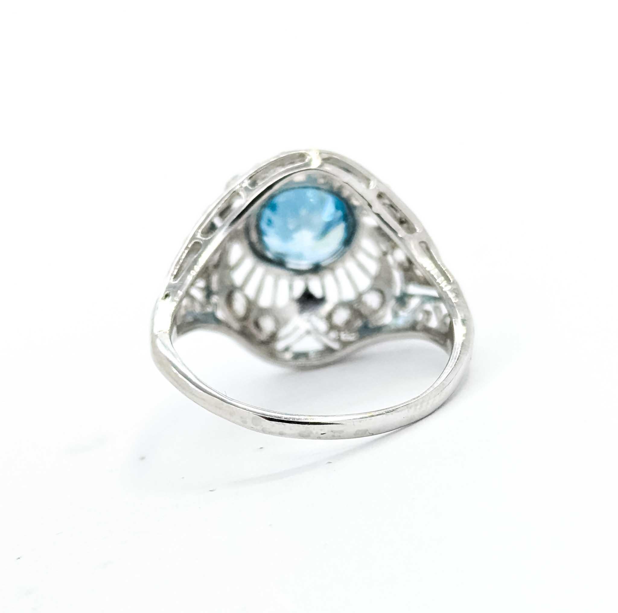 Anillo Art Decó de oro blanco de 18k con circonitas azules y diamantes en venta 4