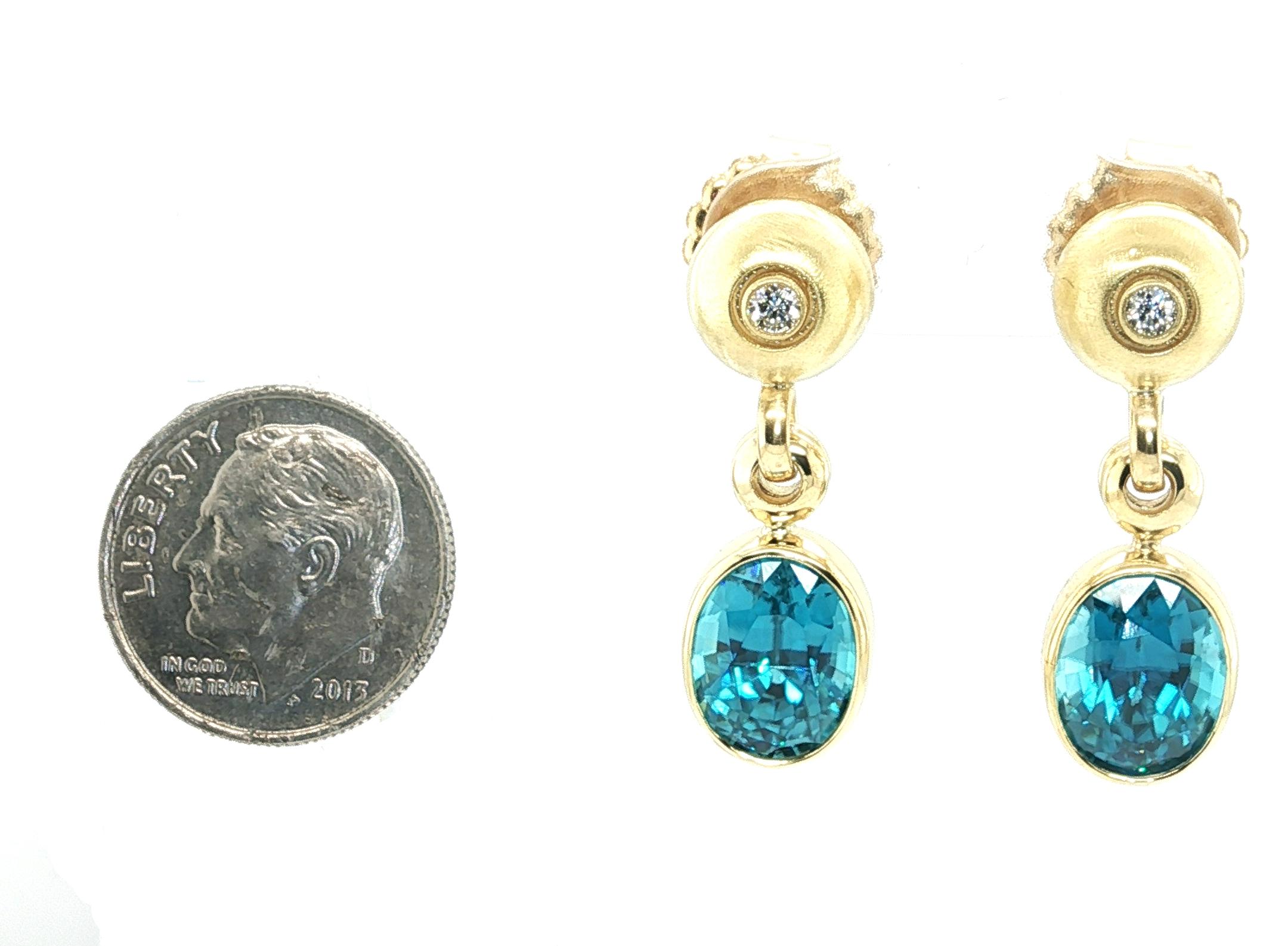 Taglio ovale Orecchini a goccia con zircone blu e diamanti in oro giallo 18 carati, 10,62 carati totali in vendita