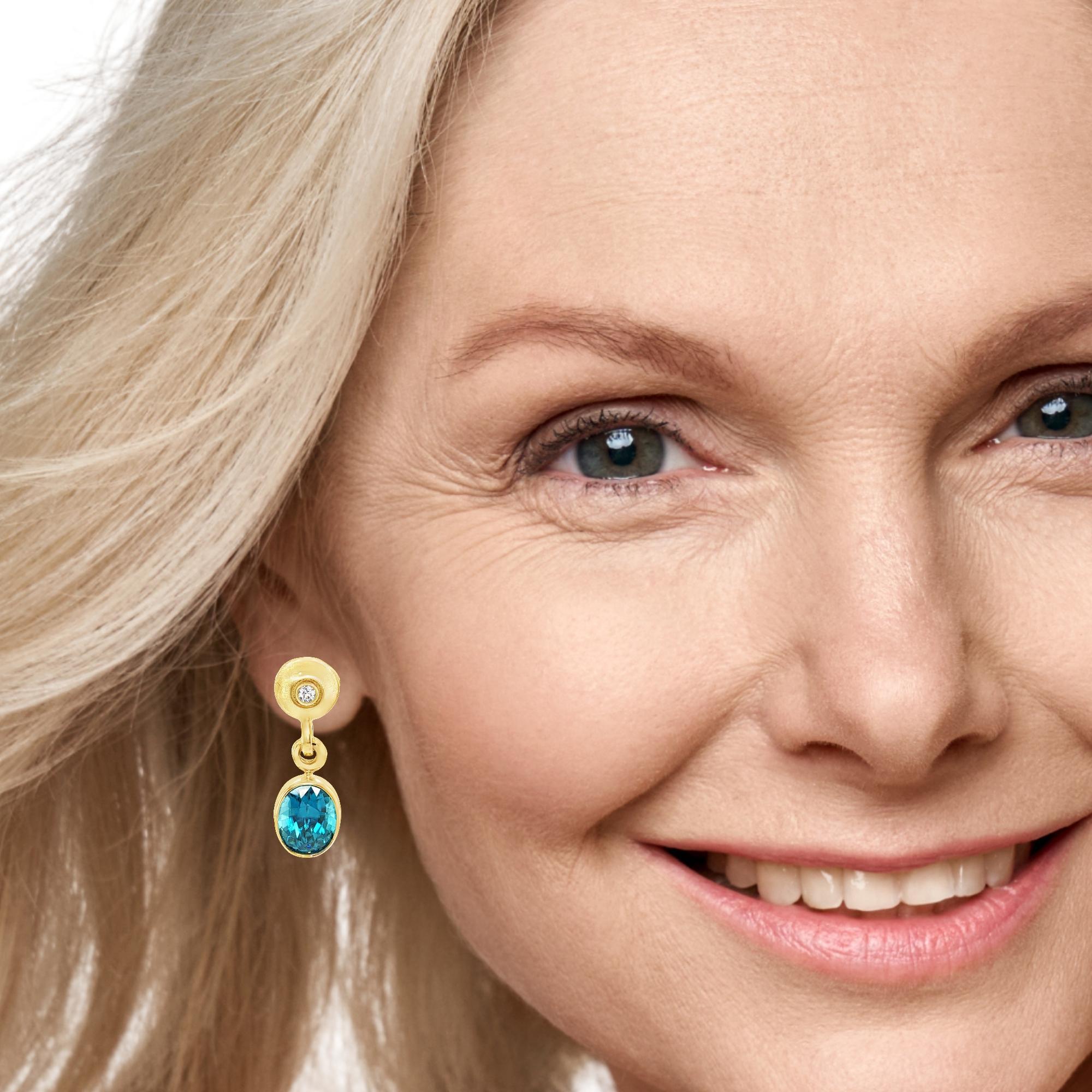 Donna Orecchini a goccia con zircone blu e diamanti in oro giallo 18 carati, 10,62 carati totali in vendita