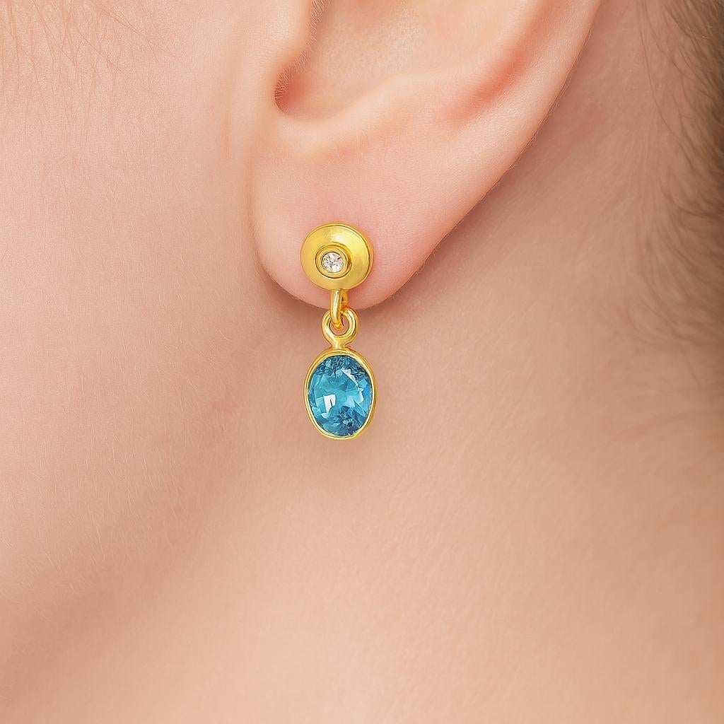 Orecchini a goccia con zircone blu e diamanti in oro giallo 18 carati, 10,62 carati totali in vendita 2