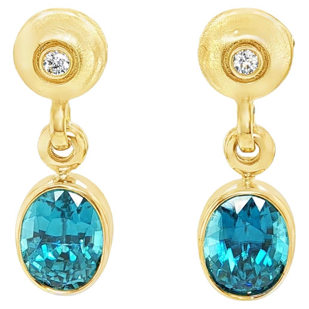 Orecchini a goccia con zircone blu e diamanti in oro giallo 18 carati, 10,62 carati totali