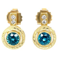 Boucles d'oreilles pendantes en or jaune 18 carats, zircon bleu et diamant, 5.52 carats total