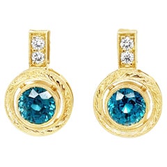 Orecchini a goccia con zircone blu e diamanti in oro giallo 18 carati, 5,52 carati totali
