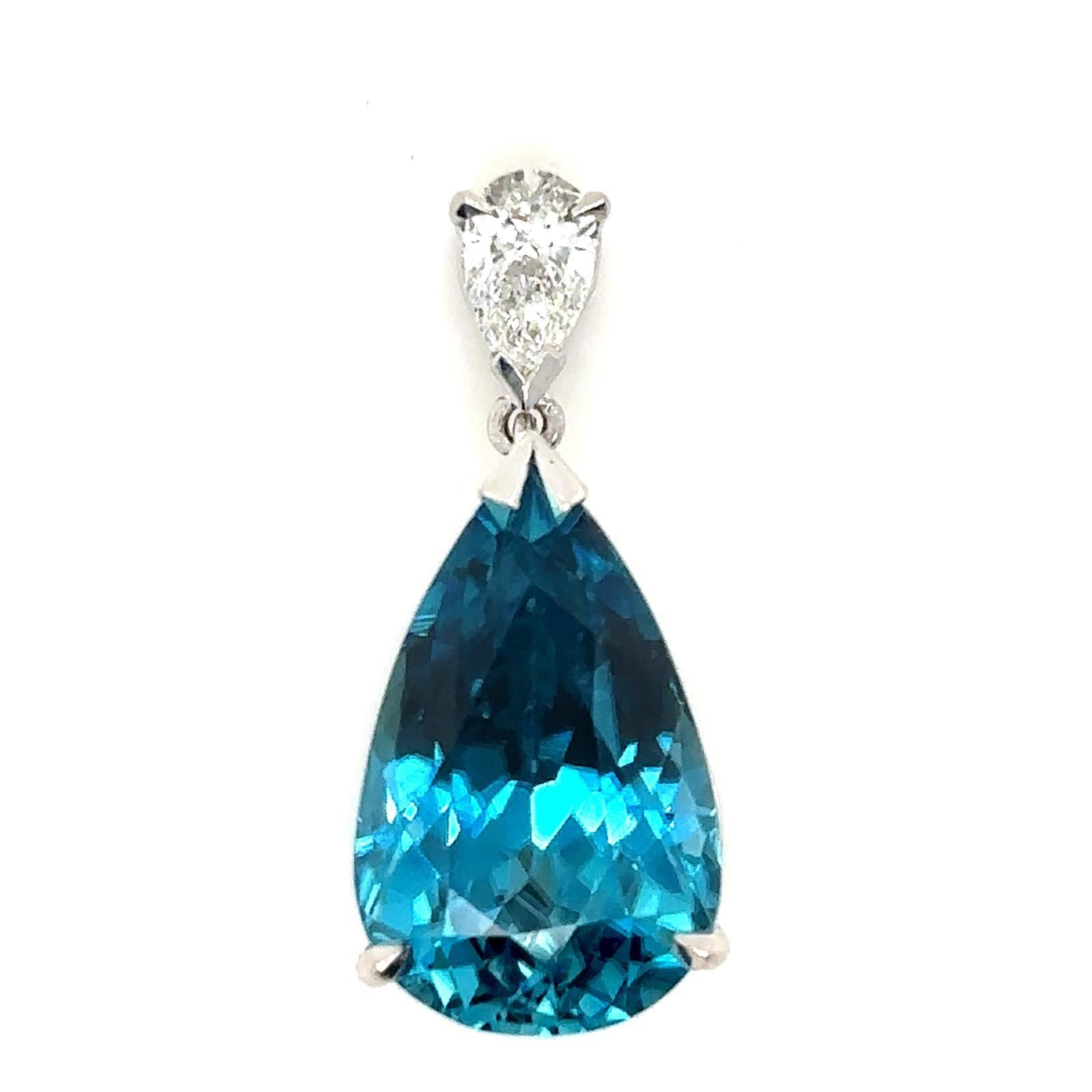 Blue Zircon and Diamond Pendant Chain in 18 Karat White Gold In Good Condition For Sale In London, GB