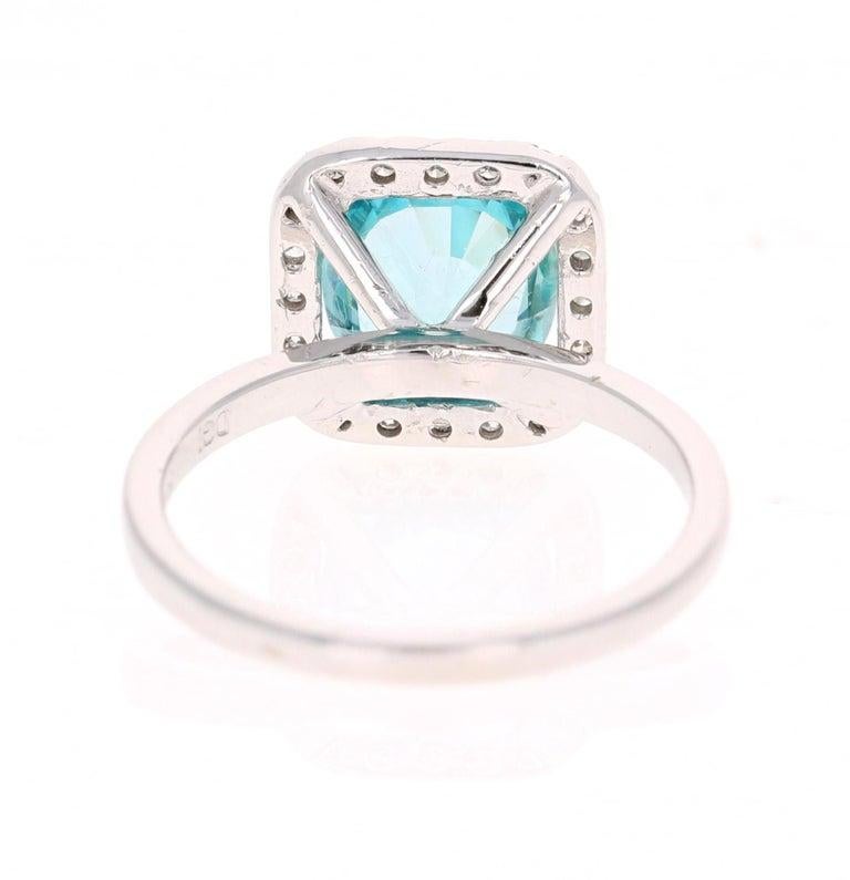 Taglio cuscino Anello con diamante e zircone blu in oro bianco 14 carati in vendita