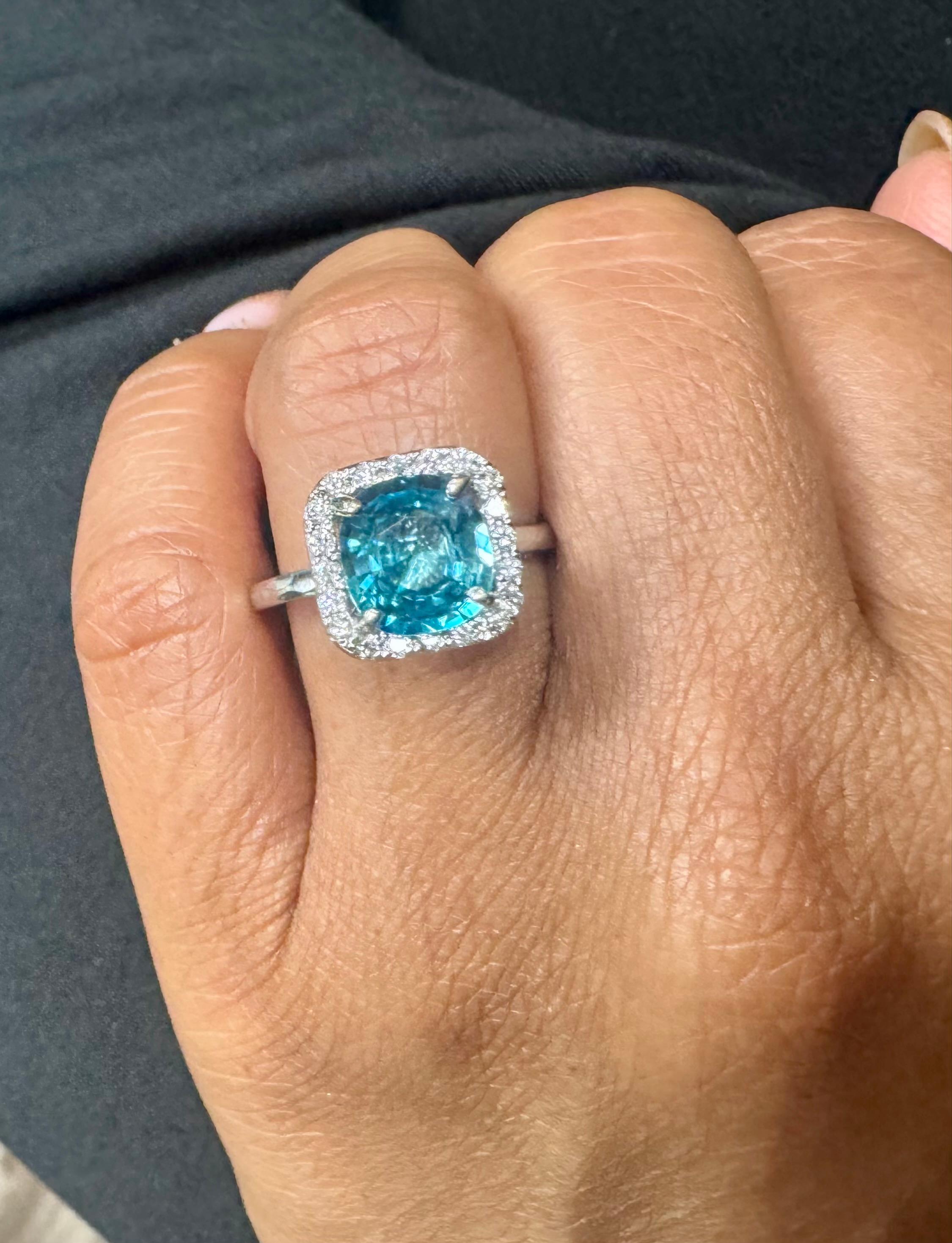 Donna Anello con diamante e zircone blu in oro bianco 14 carati in vendita