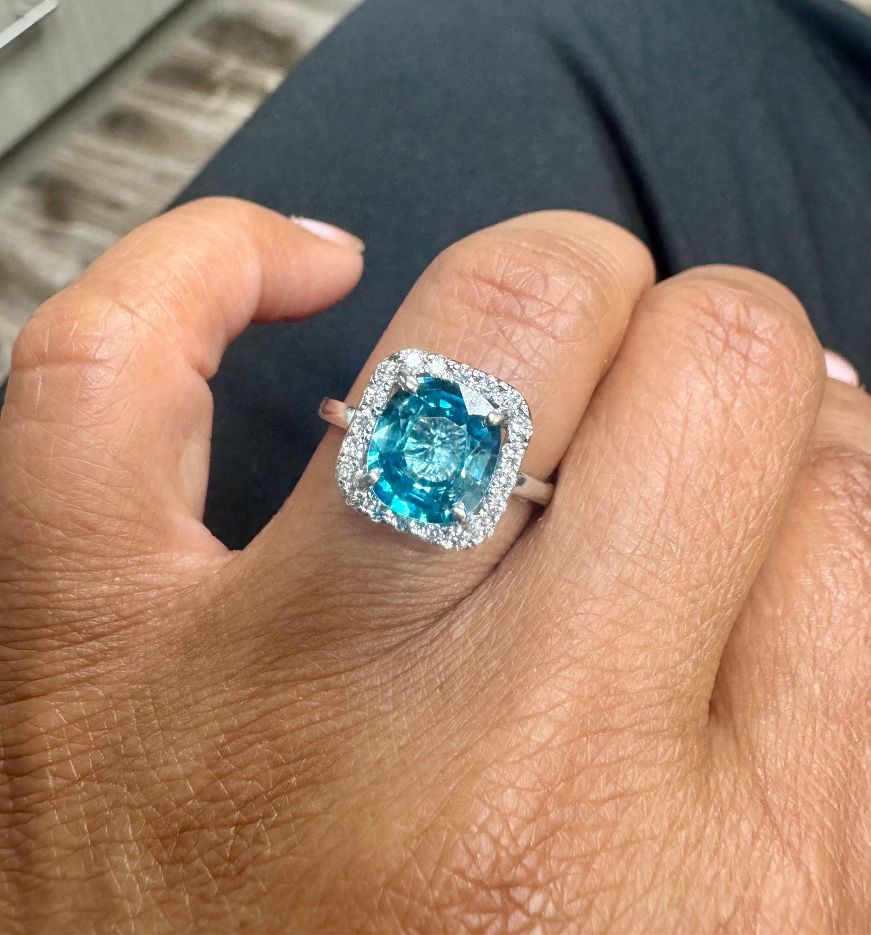 Anello con diamante e zircone blu in oro bianco 14 carati in vendita 1