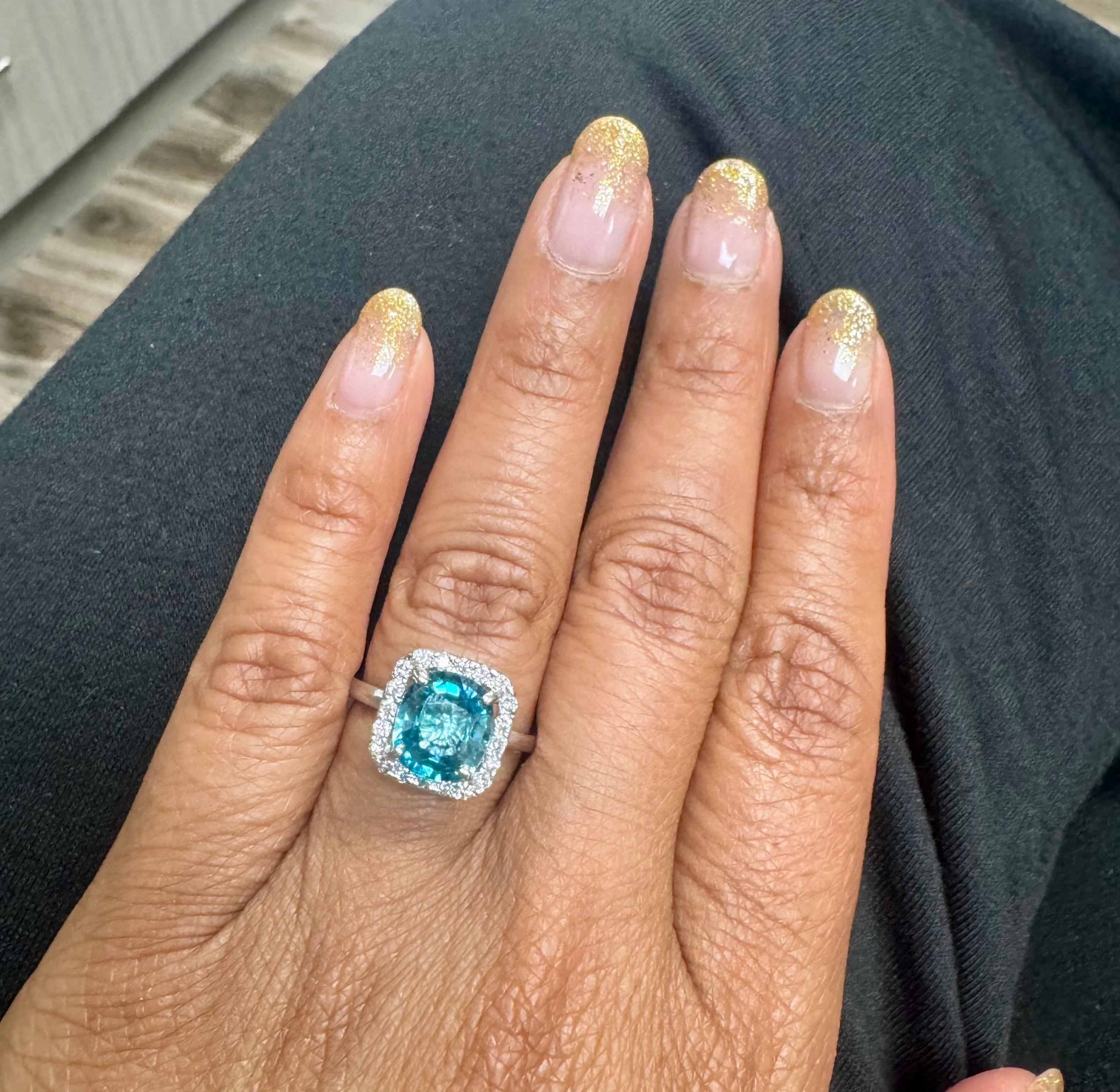 Anello con diamante e zircone blu in oro bianco 14 carati in vendita 2