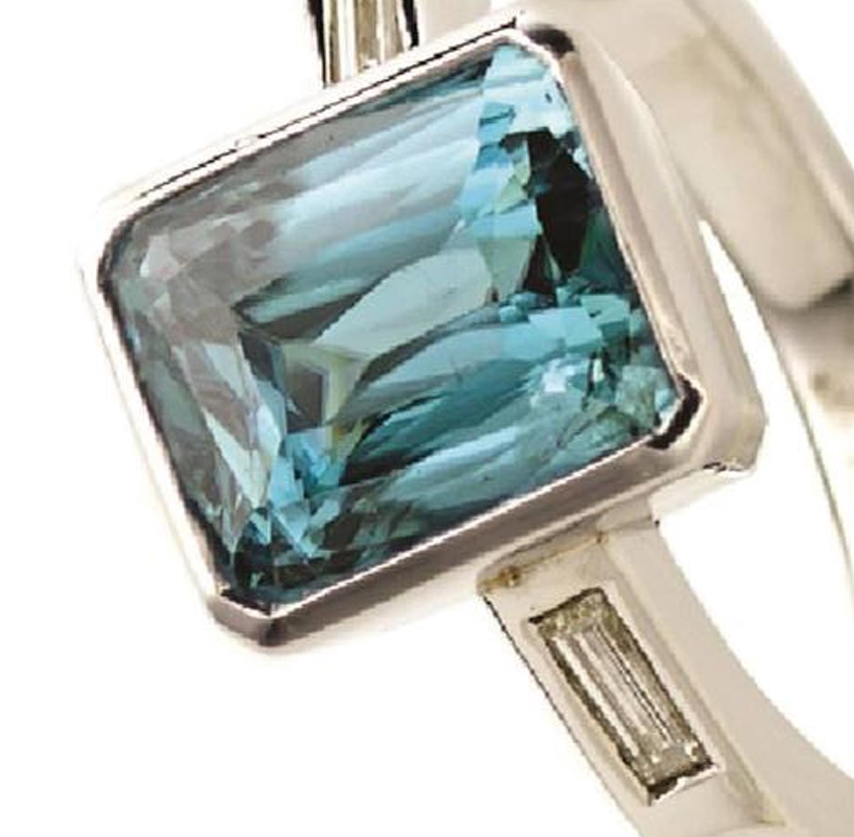 Taille émeraude Bague en or avec zircon bleu brillant et diamants en vente