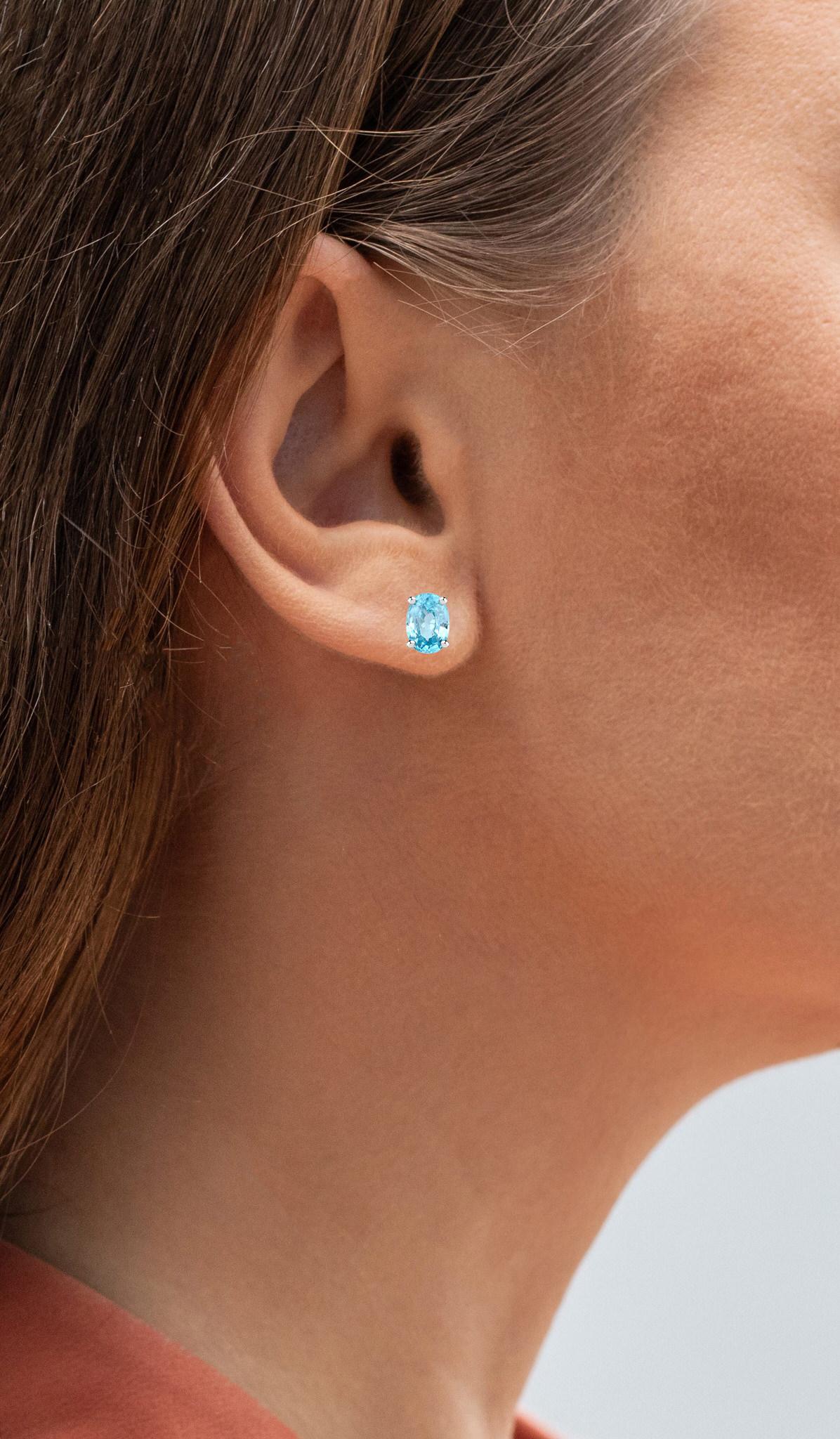 Viene fornito con la valutazione gemmologica GG/AJP.
Tutte le gemme sono naturali
2 Zirconi blu = 2,38 Carati
Metallo: Argento placcato in rodio
Dimensioni: 7 x 5 mm