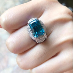 Blauer Zirkon mit Diamantring aus 18 Karat Weißgold in Fassungen
