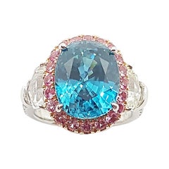 Bague en or blanc 18 carats sertie d'un zircon bleu et de saphirs roses, saphirs blancs