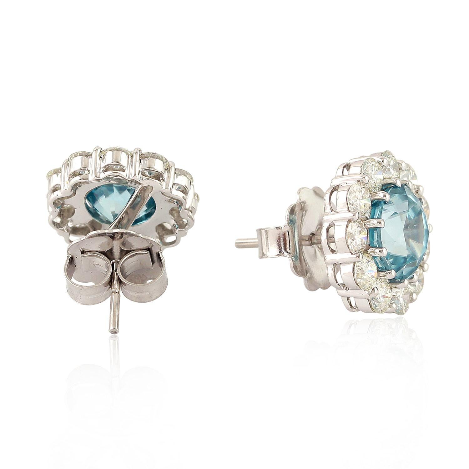 Taille mixte Boucles d'oreilles en or blanc 18k avec zirconium bleu et diamant en vente