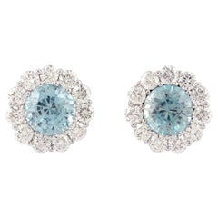 Blaue Zirkon- und Diamant-Halo-Ohrstecker aus 18 Karat Weißgold