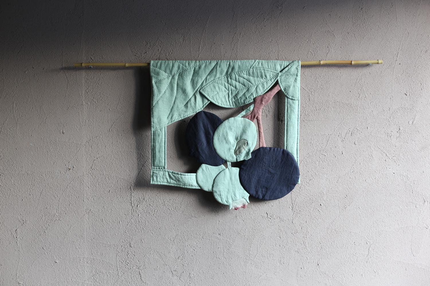 Title : Blueberry
Japan / 2024s
Size : w 700 × h 570 mm

Blueberries displayed at home.
The material is fine French linen.
Hand quilted with cotton thread.
Natural dyes are chinese sumac and green leaf powder .

*Only the artwork is for sale. The