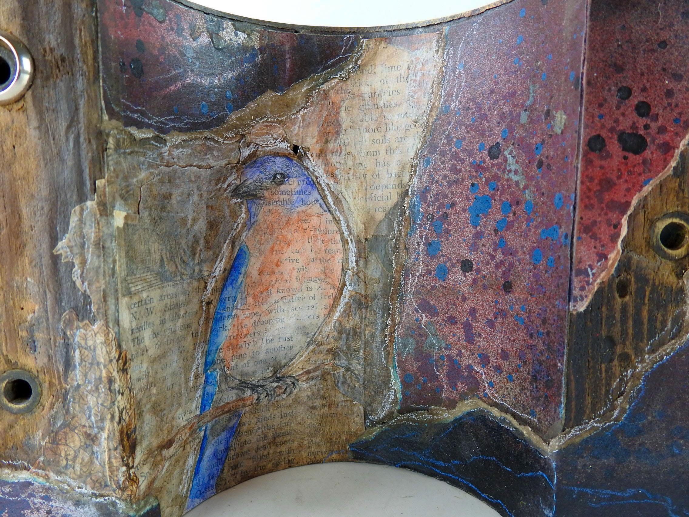 Kleiner Tisch mit Mischtechnik und Aquarellfarben. Verwendung antiker und alter Komponenten. Aquarell auf Papier eines blauen Vogels, montiert auf einer antiken Holzgussform von Alamo Ironworks, San Antonio Texas, um 1900. Inklusive abnehmbarem