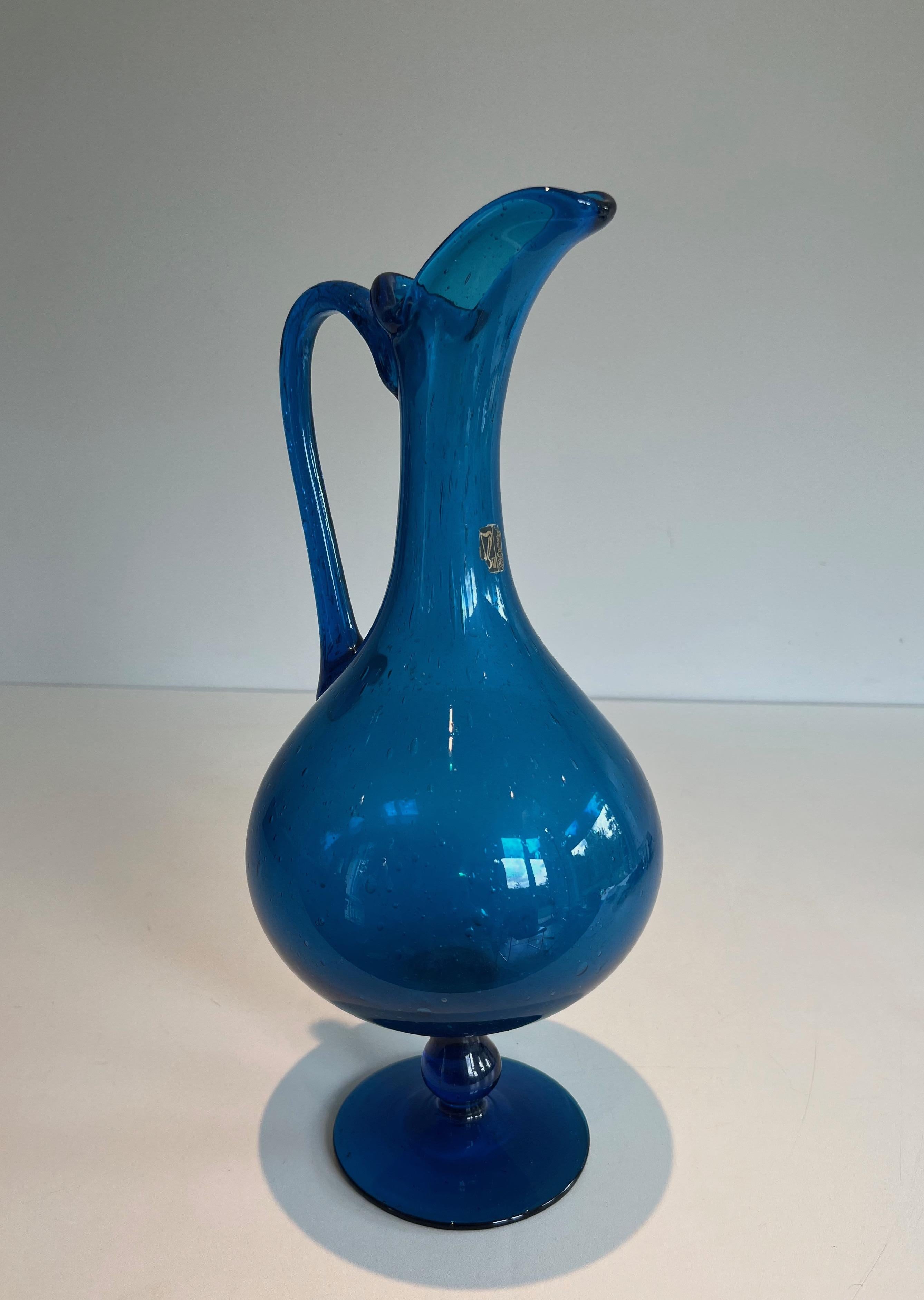Blauer Glaskrug, signiert Still Novo (Moderne der Mitte des Jahrhunderts) im Angebot