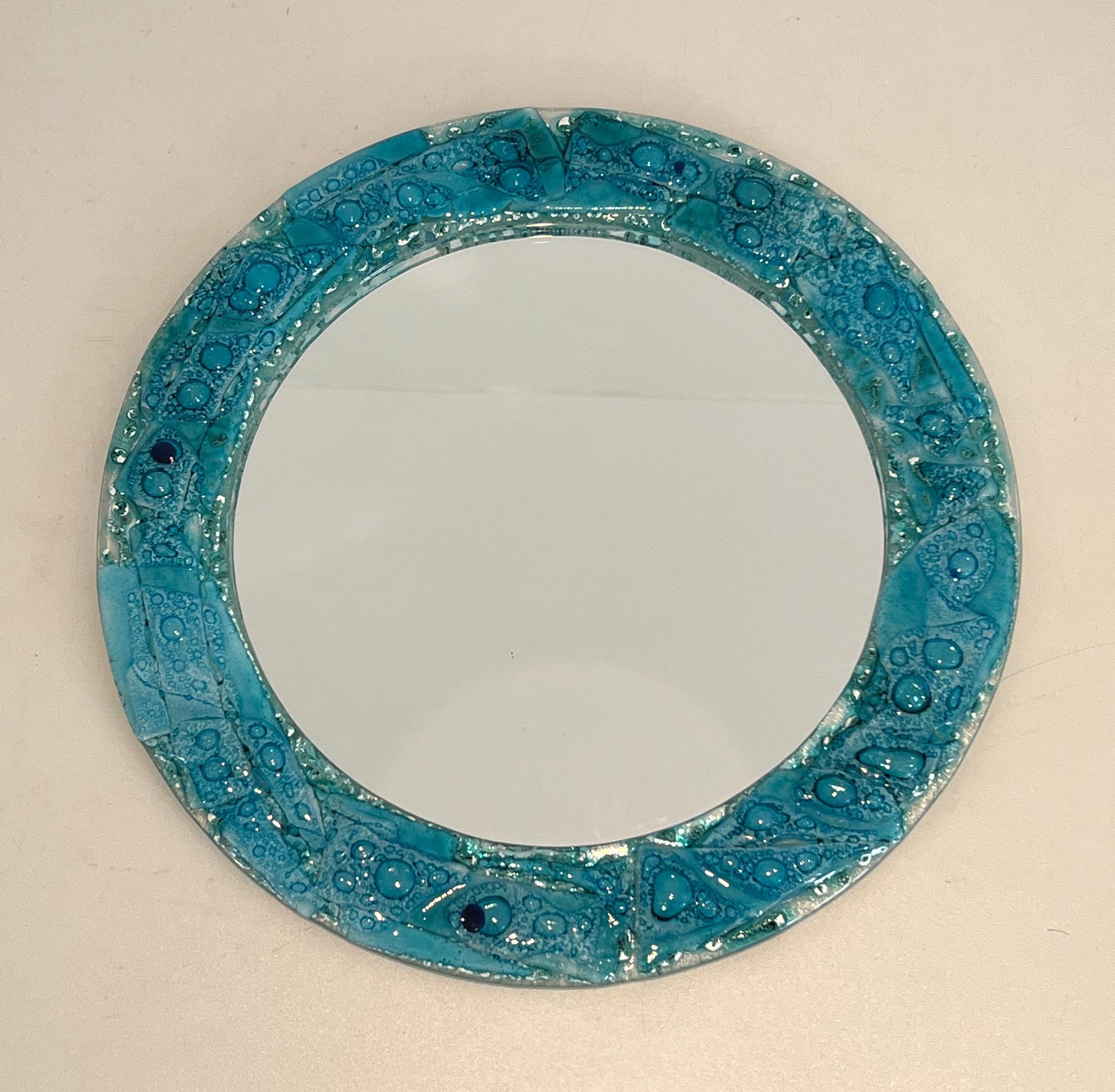 Miroir rond en verre bleuté. Travail français. Circa 1970 en vente 5