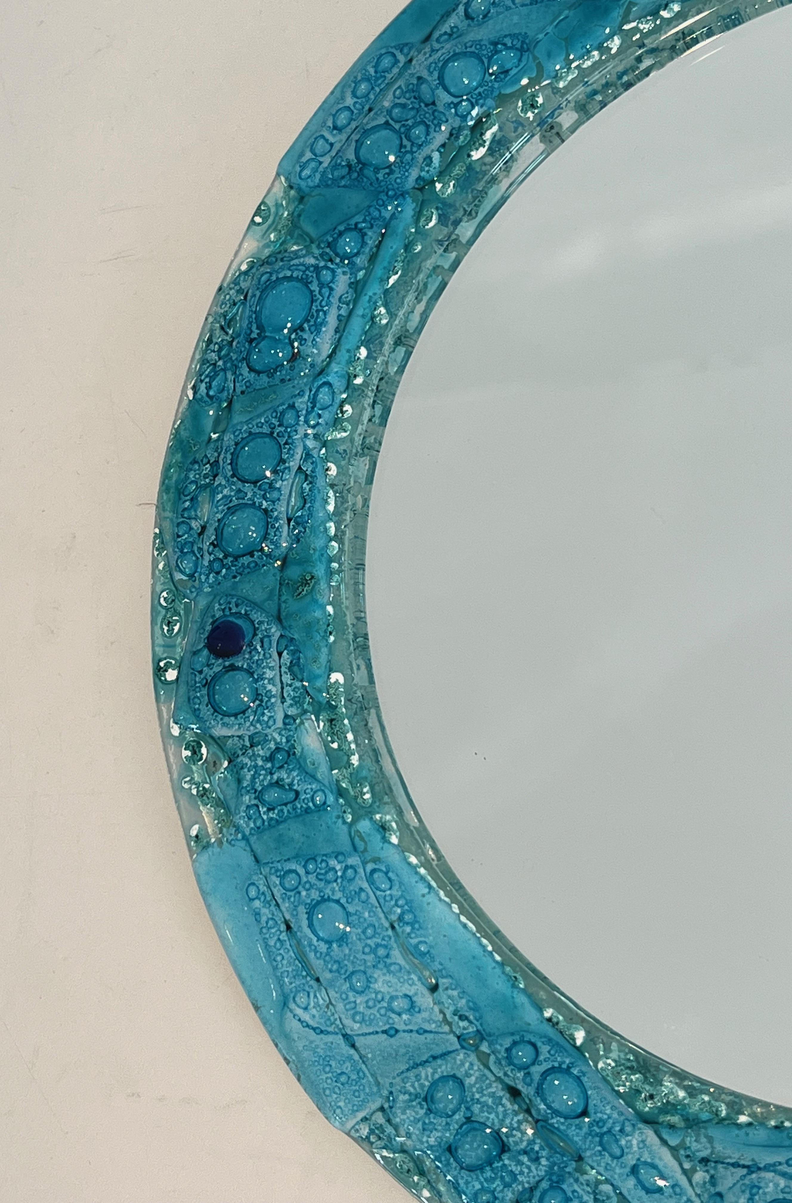 Miroir rond en verre bleuté. Travail français. Circa 1970 en vente 7
