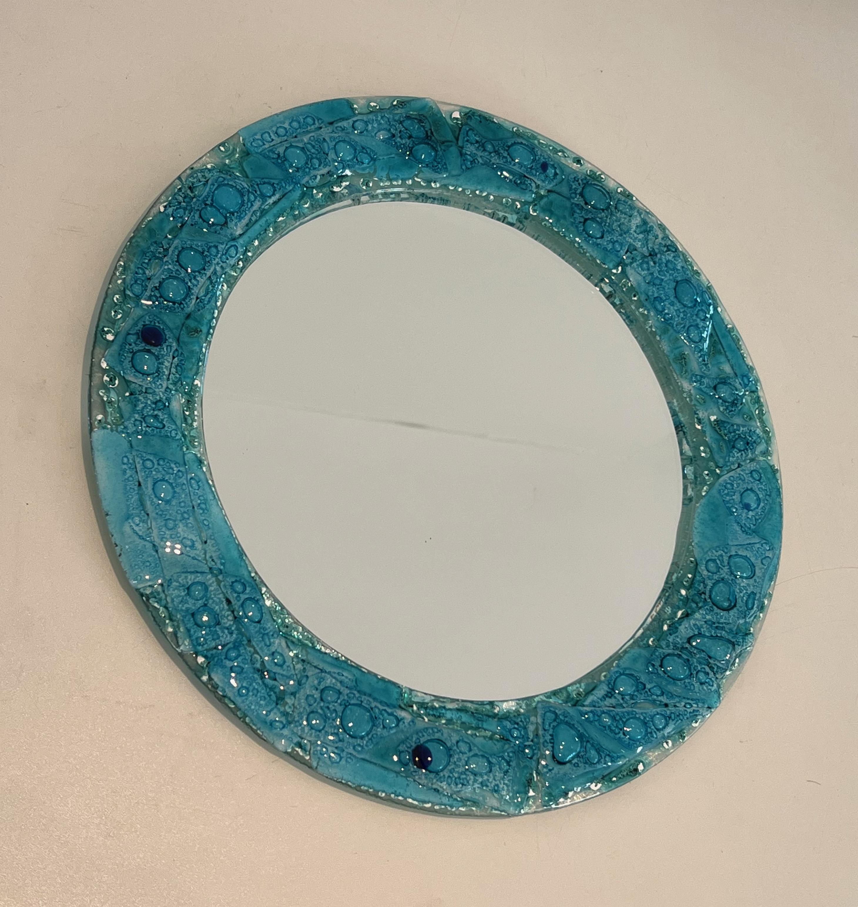 Mid-Century Modern Miroir rond en verre bleuté. Travail français. Circa 1970 en vente