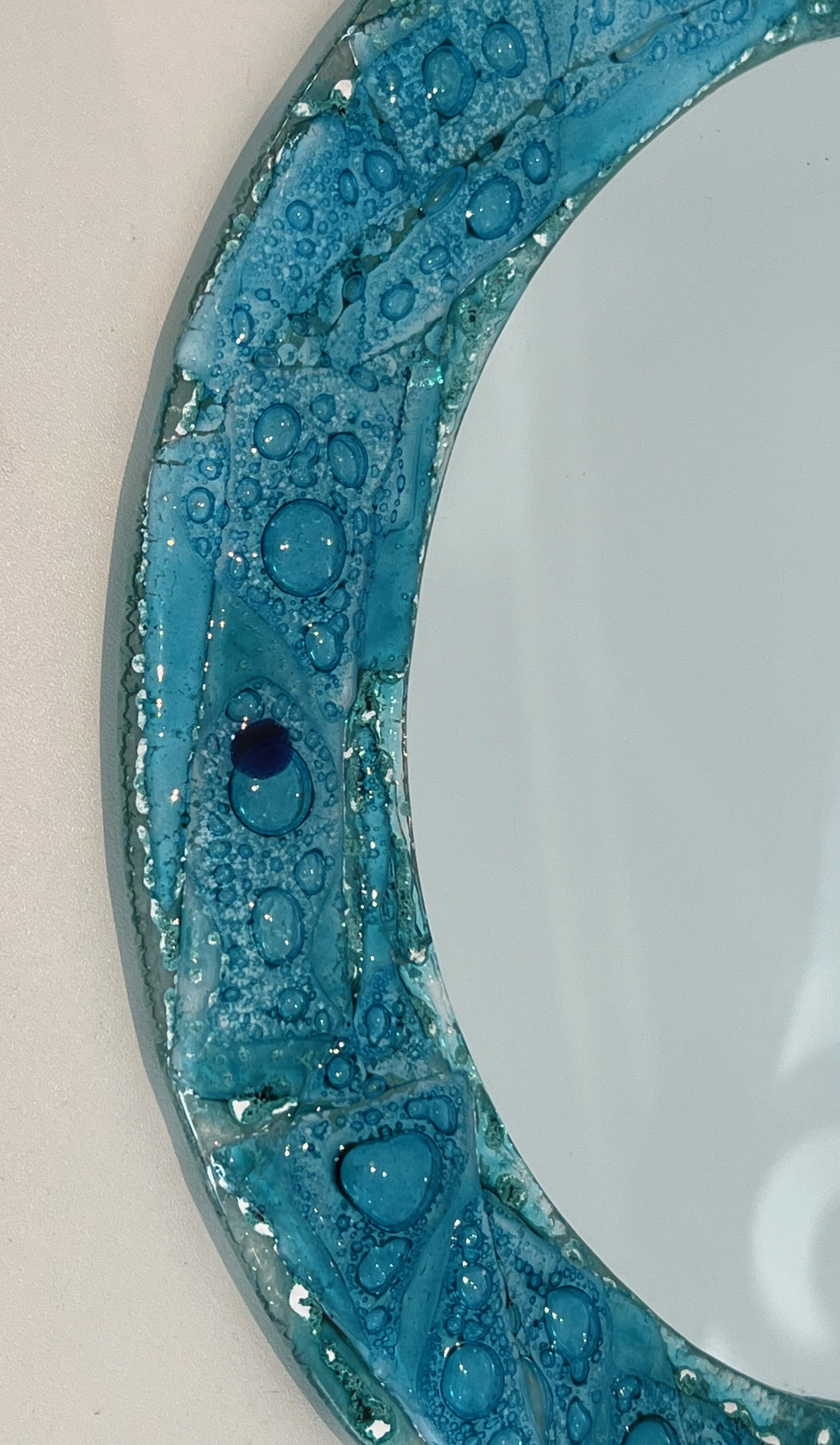 Fin du 20e siècle Miroir rond en verre bleuté. Travail français. Circa 1970 en vente
